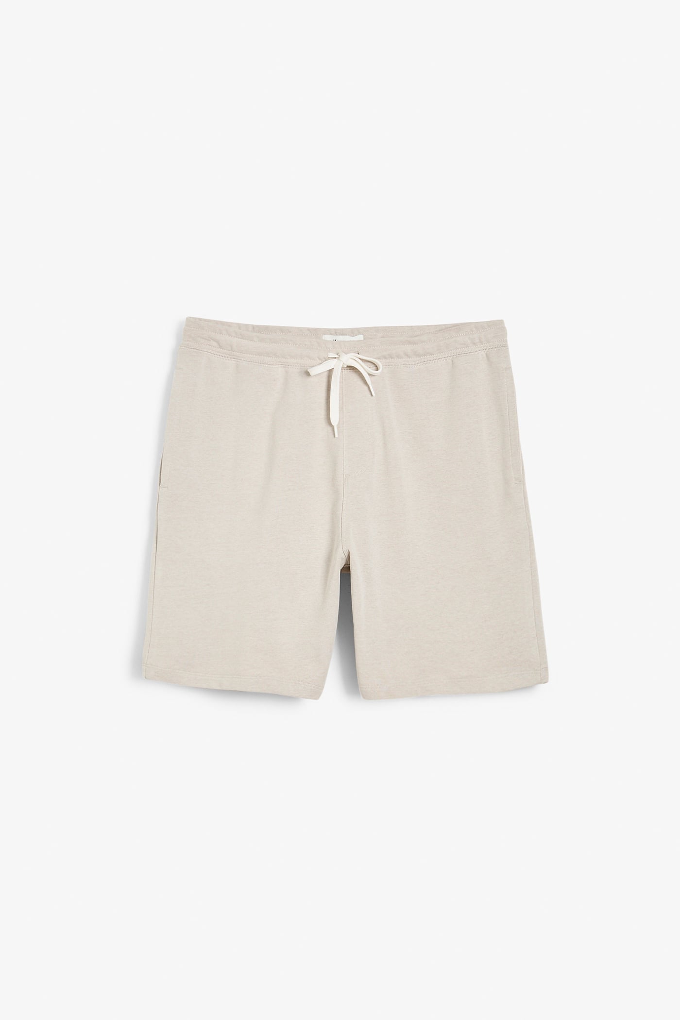Frontvy av beigemelerade mjukisshorts för herr med resår i midjan, vit dragsko och sidfickor.