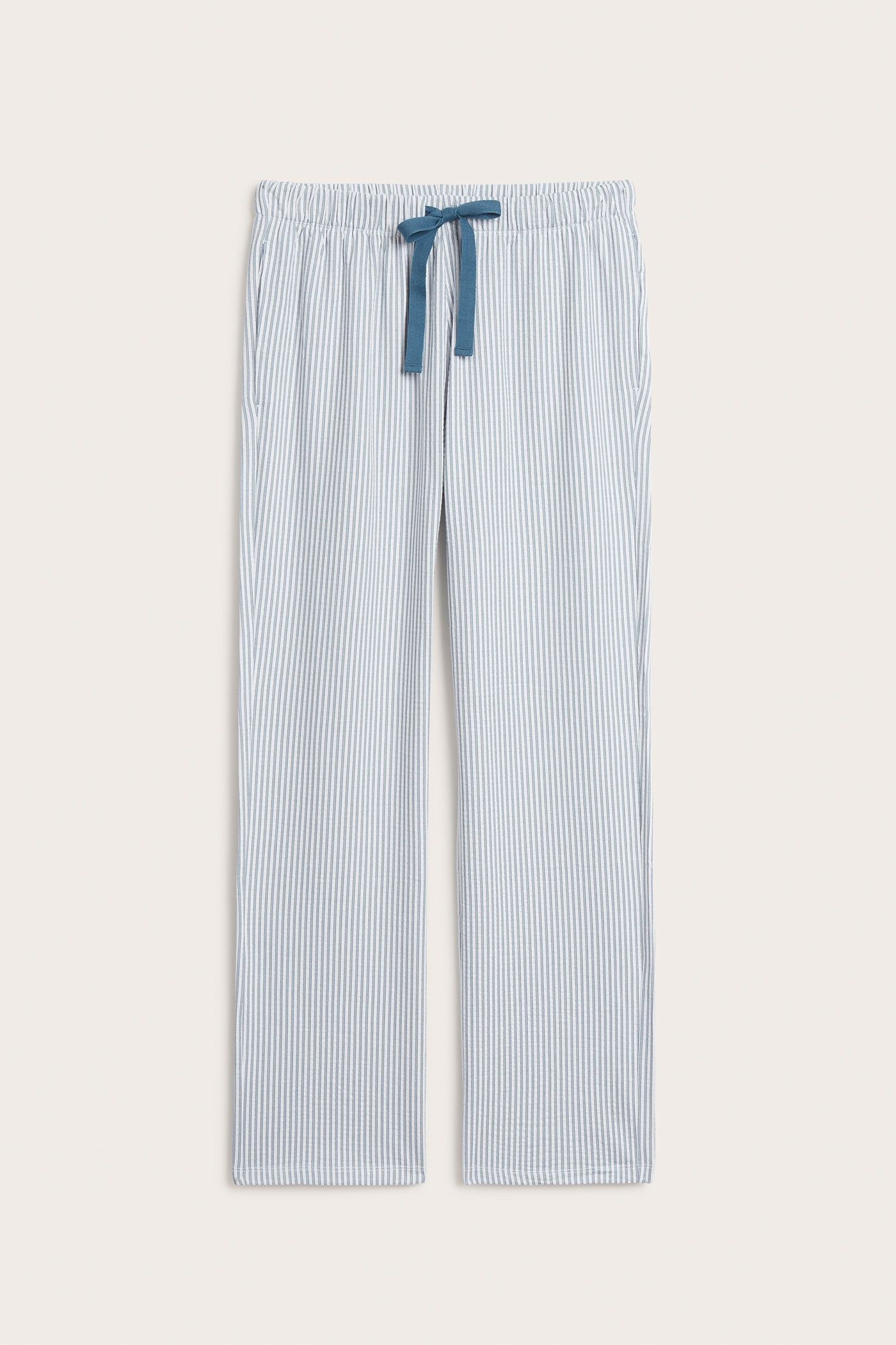 Framifrån: Herrpyjamasbyxor i ljusblårandig jersey med mörkblått dragsko i midjan och sidfickor.