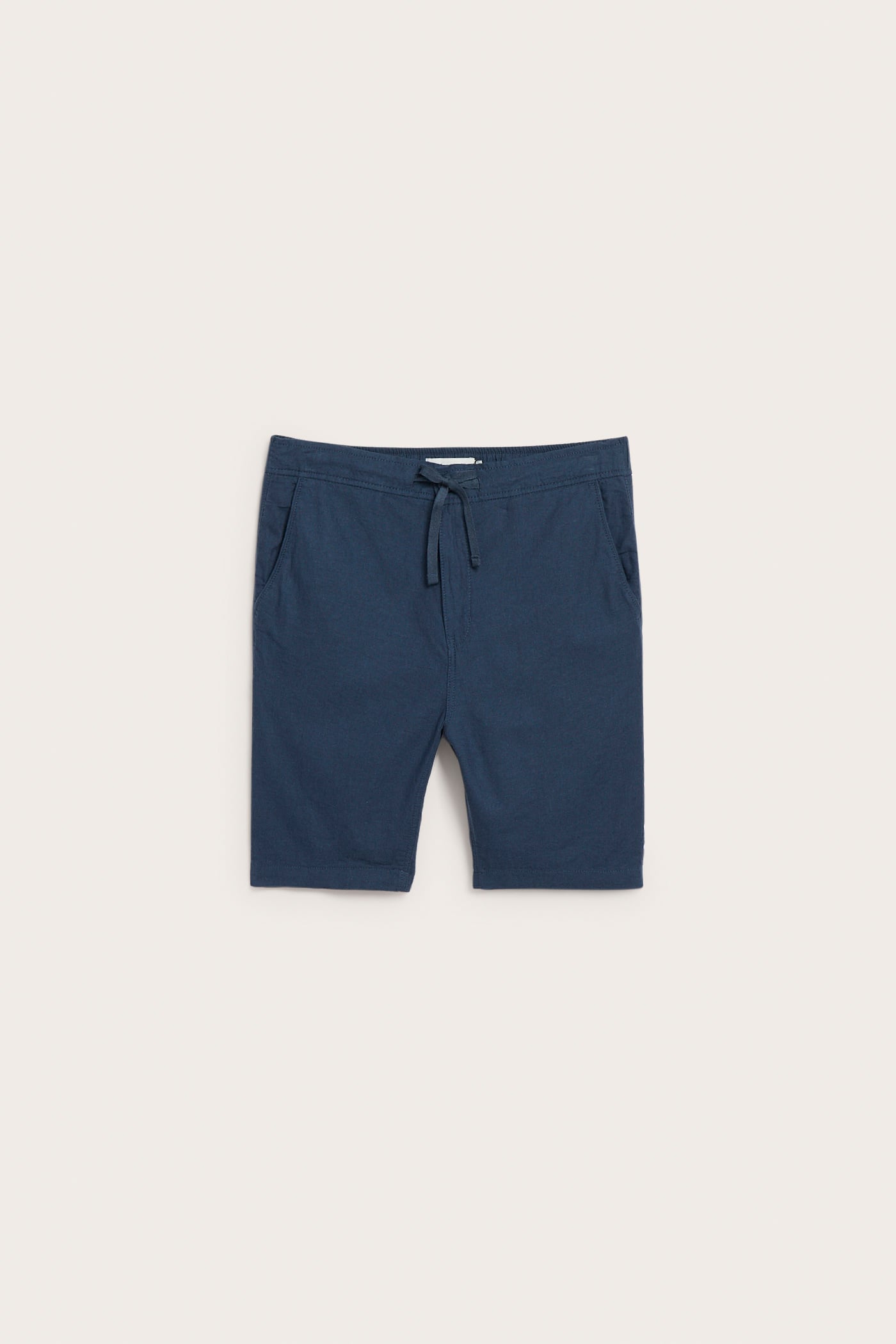 Framifrån, mörkblå shorts i linnemix med dragsko i midjan och resår baktill.