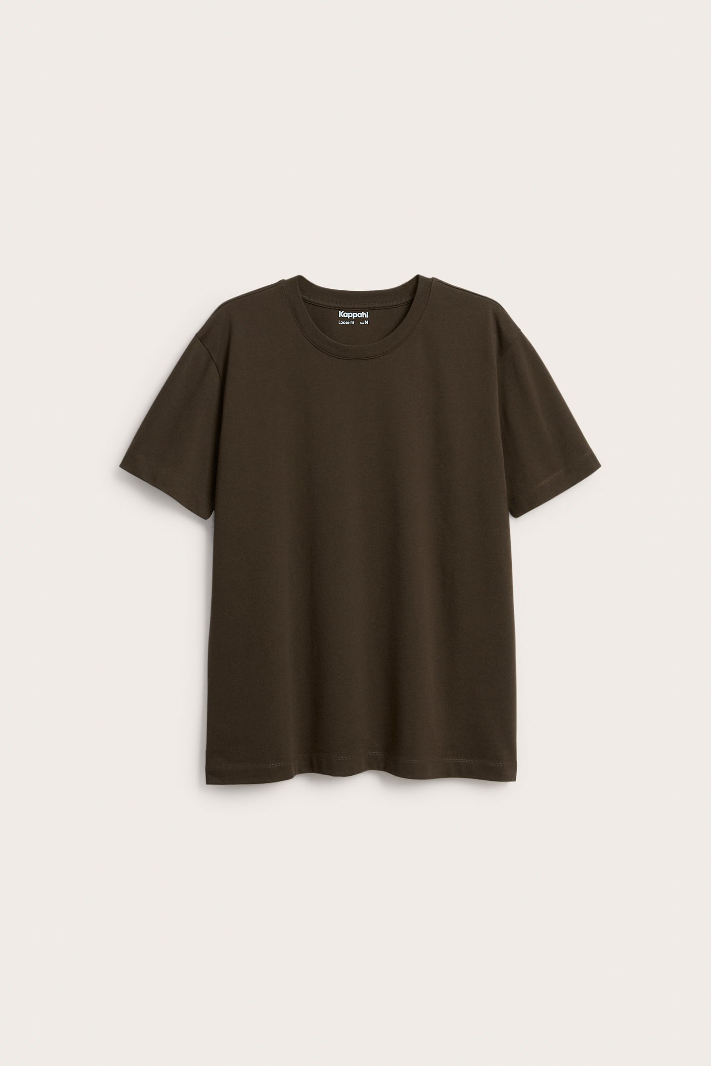 Framifrån, en brun lös passform O-ringad T-shirt i bomull för män.