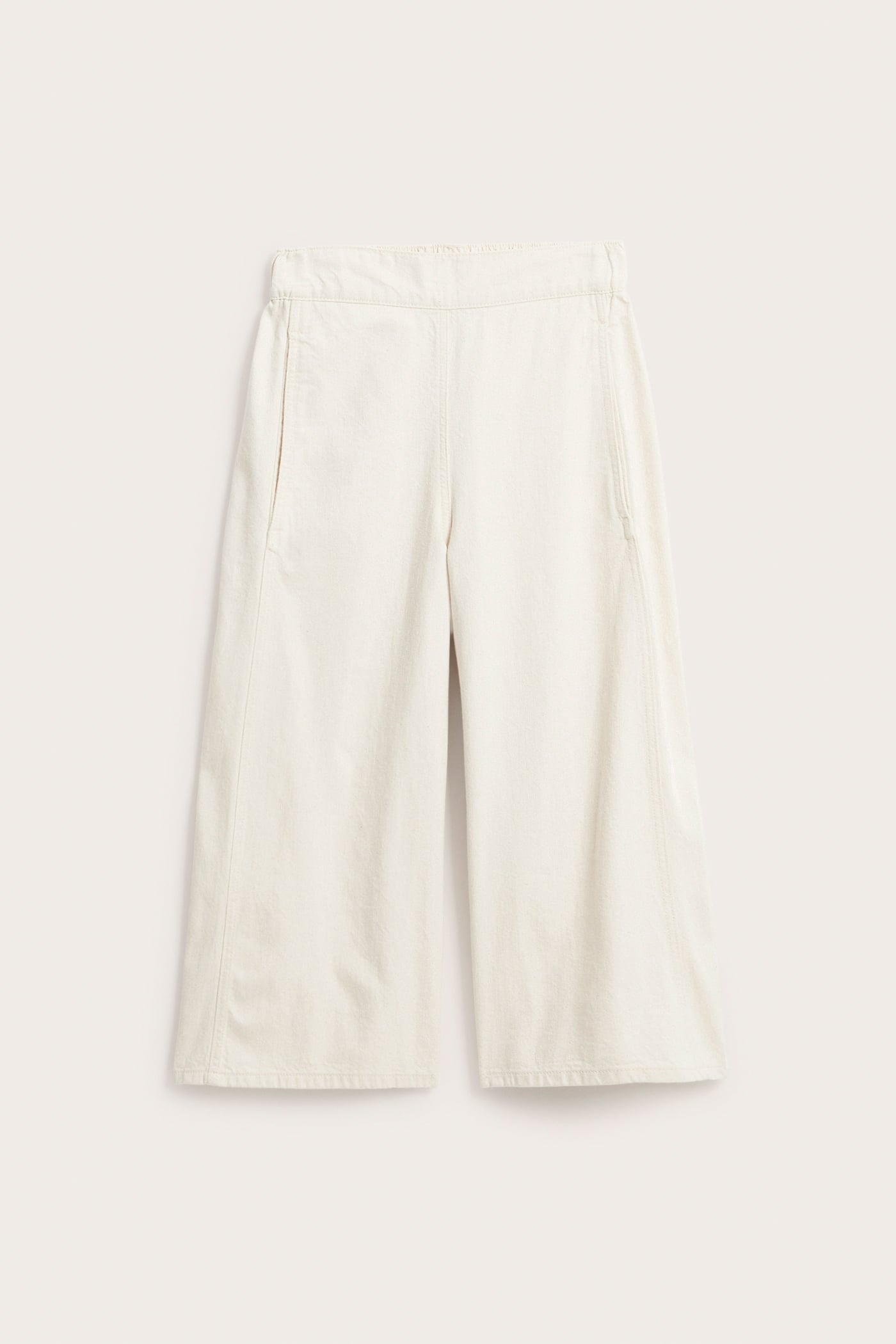 Framifrån, beige pull-on culottejeans i bomull med vida ben och sidfickor.