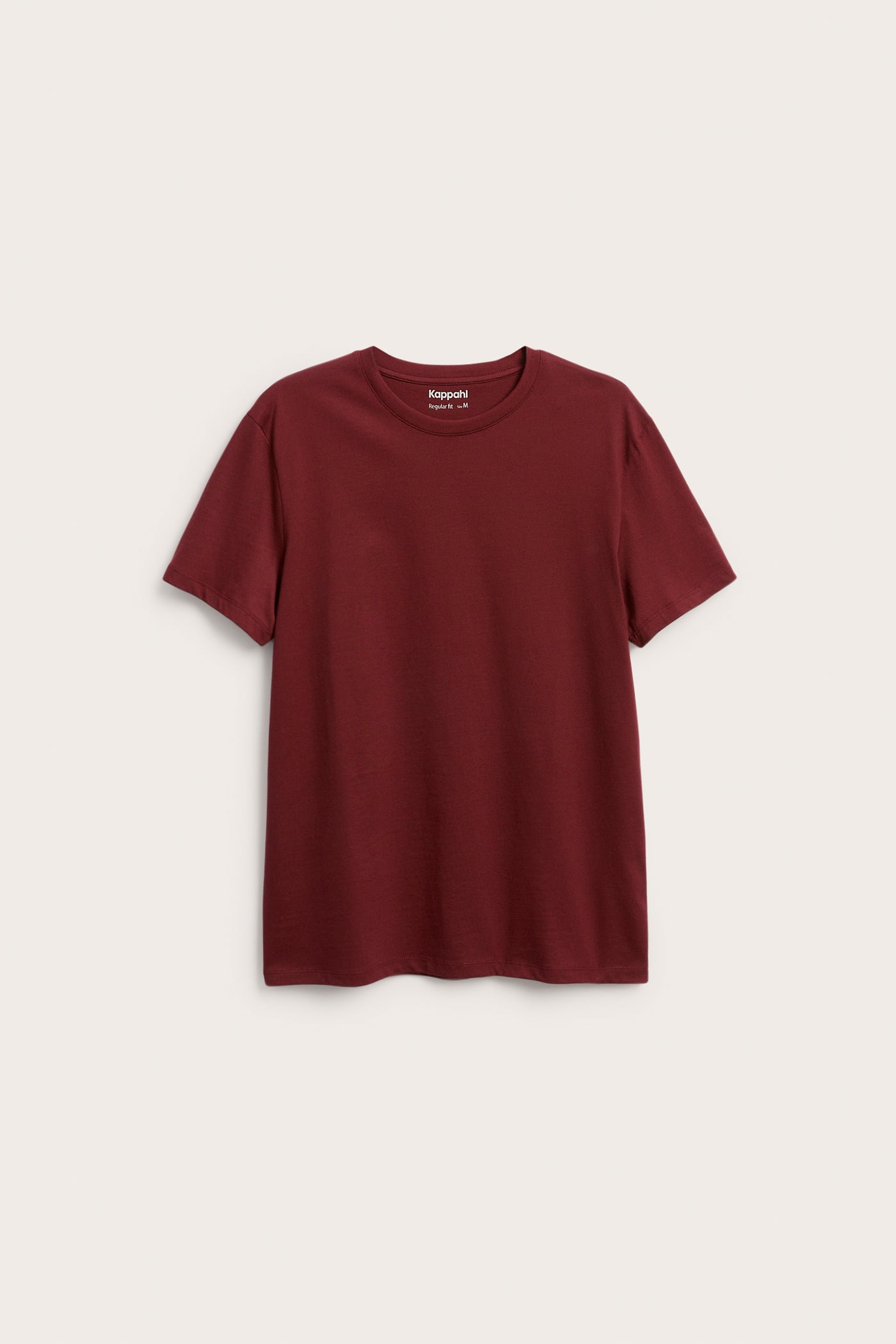 Framsida av en enfärgad vinröd normalpassad t-shirt.