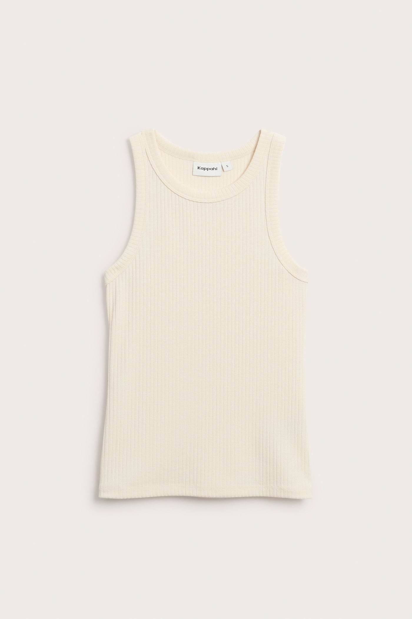 Framifrån, ett offwhite ribbat linne med rundad halsringning.
