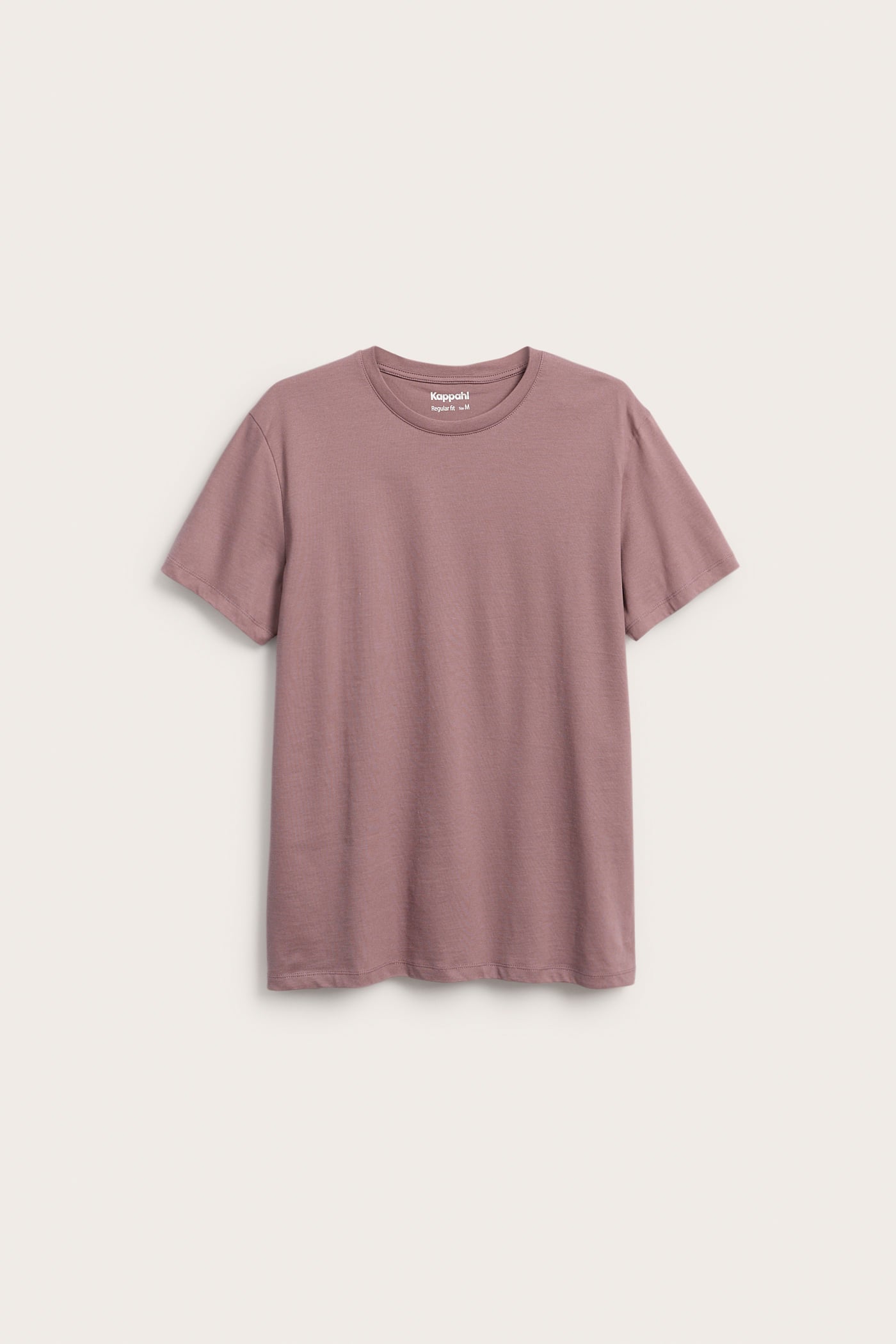 Framifrån, en enfärgad dammrosa kortärmad t-shirt.