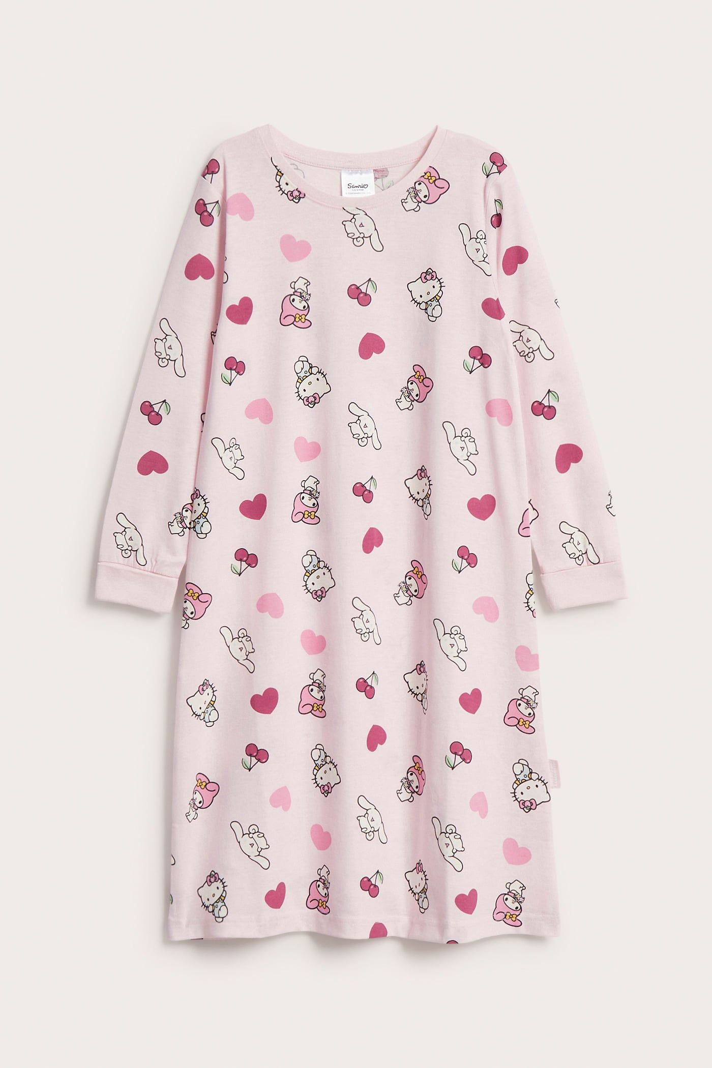 Edestä, vaaleanpunainen pitkähihainen Hello Kitty -printtiyöpaita kirsikoilla ja sydämillä.