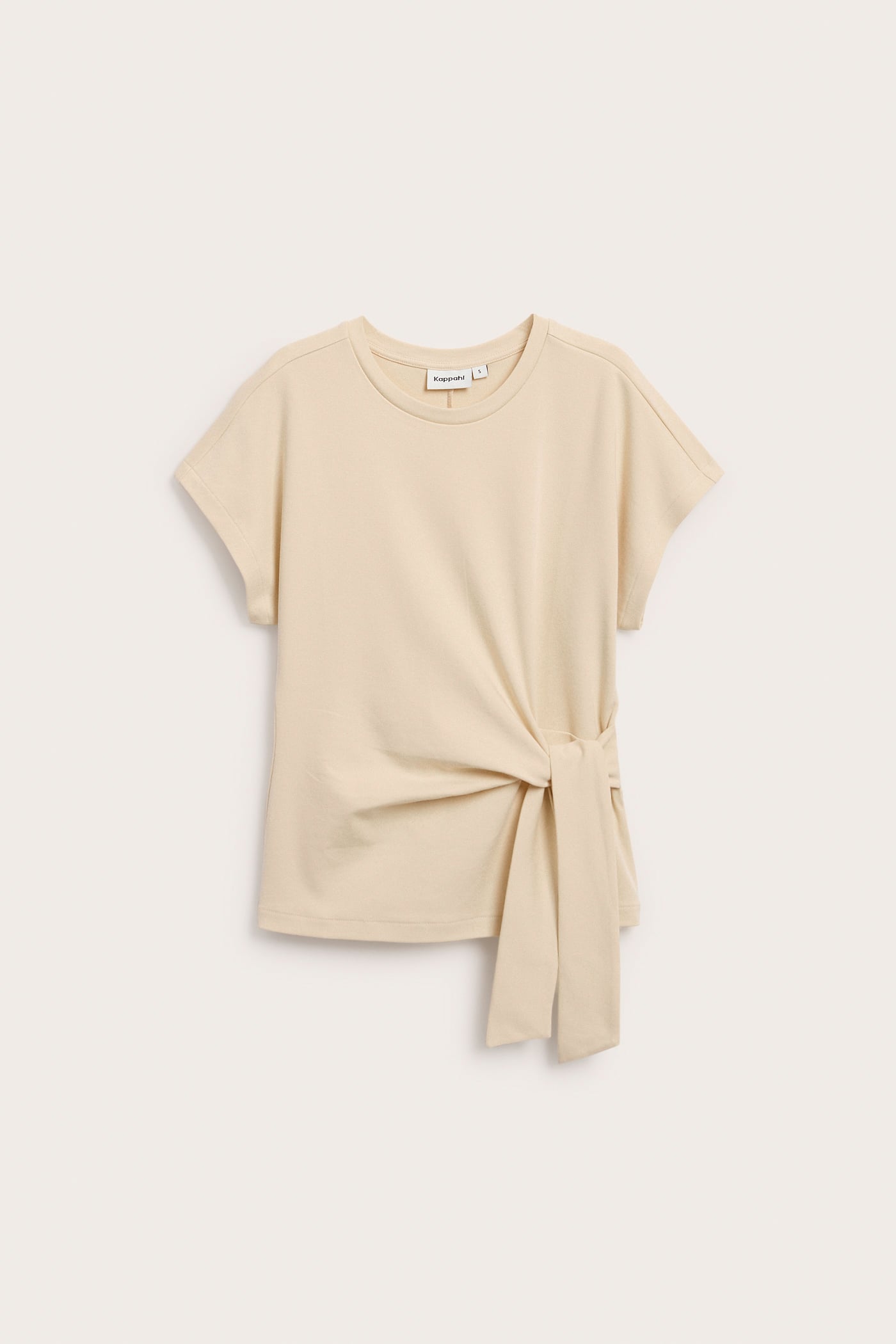 Framsida av en beige kortärmad t-shirt med knutdetalj på sidan.