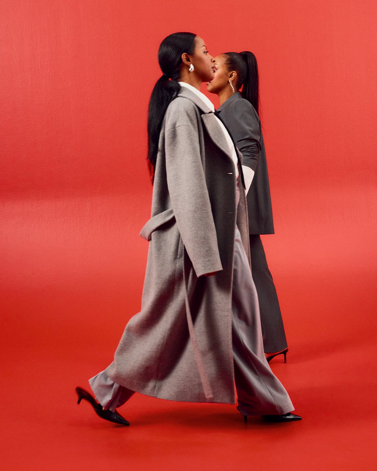 Cherrie & Sadia puvuissa