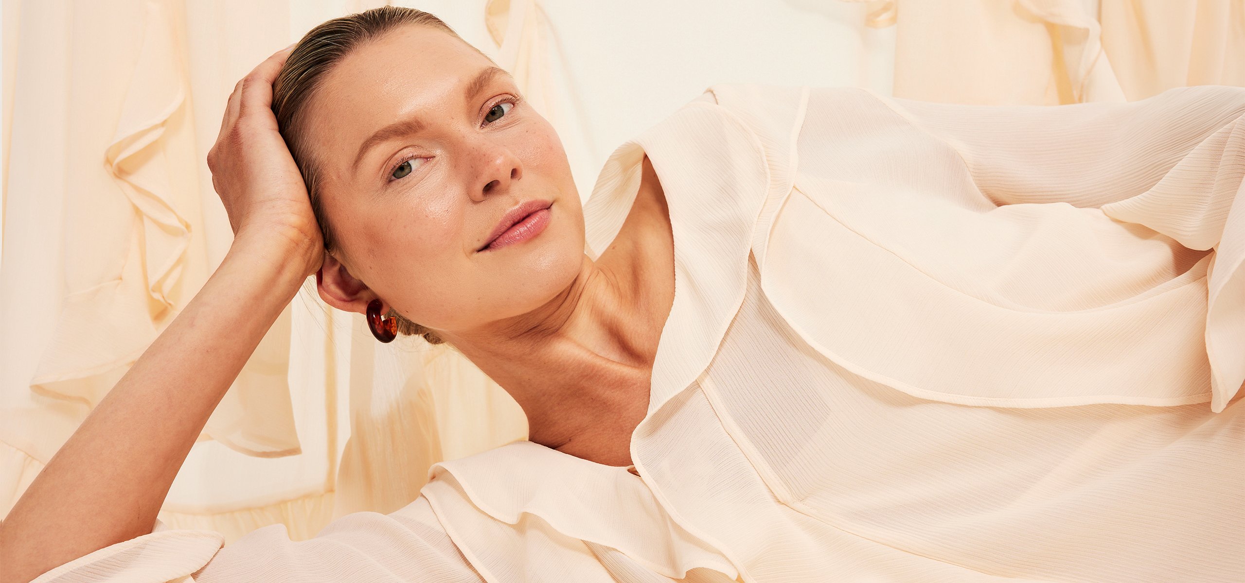 Kvinna i en meshblus