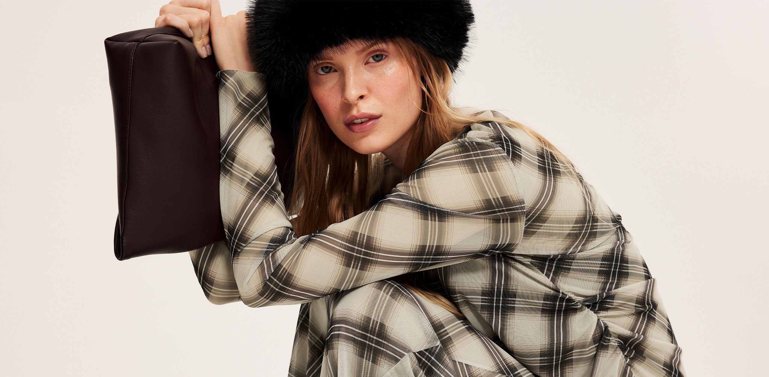 Kvinna i ett rutigt set med topp och kjol