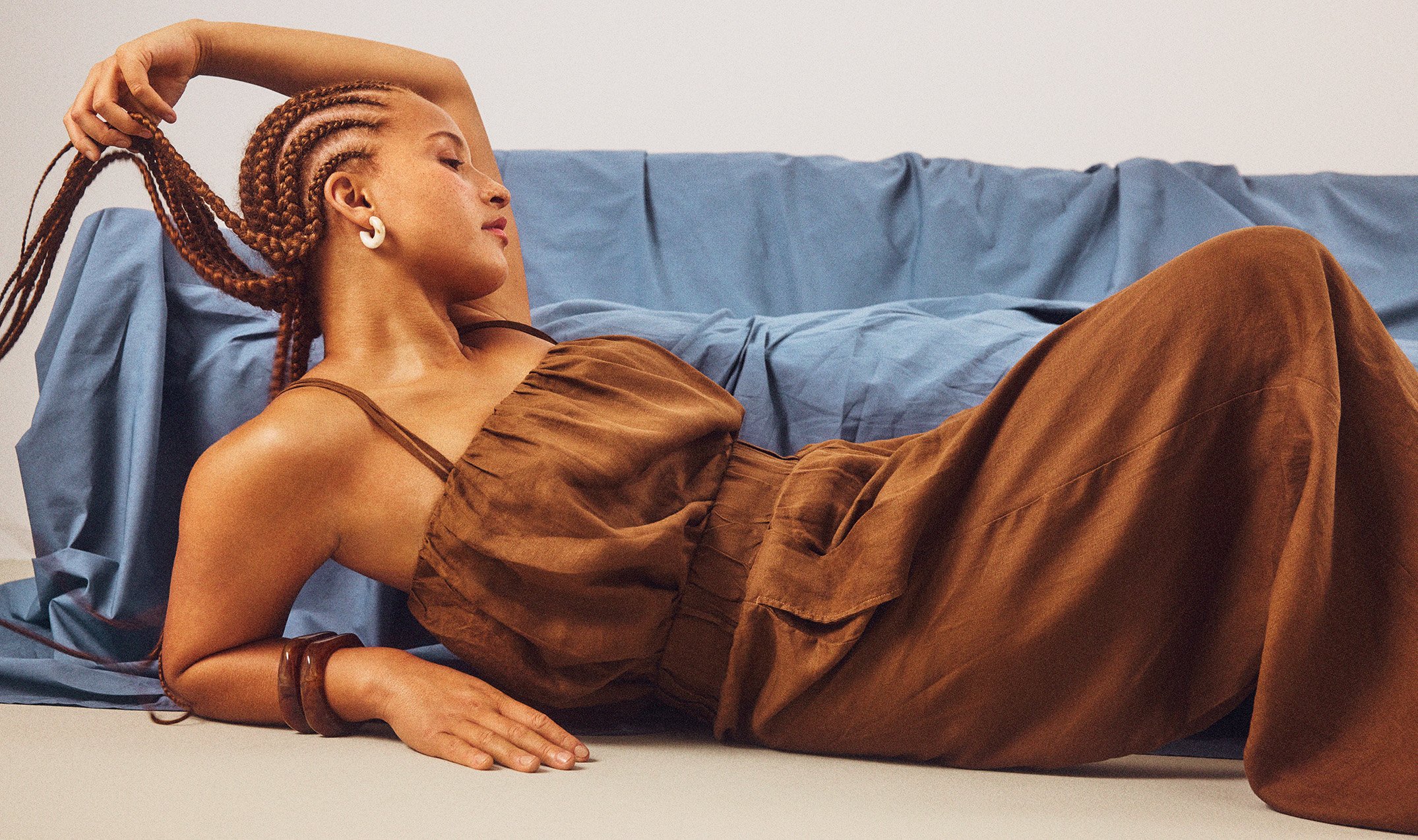 Kvinne i linneklær og bilde av kvinne i skjørt og topp i bomullsblanding.