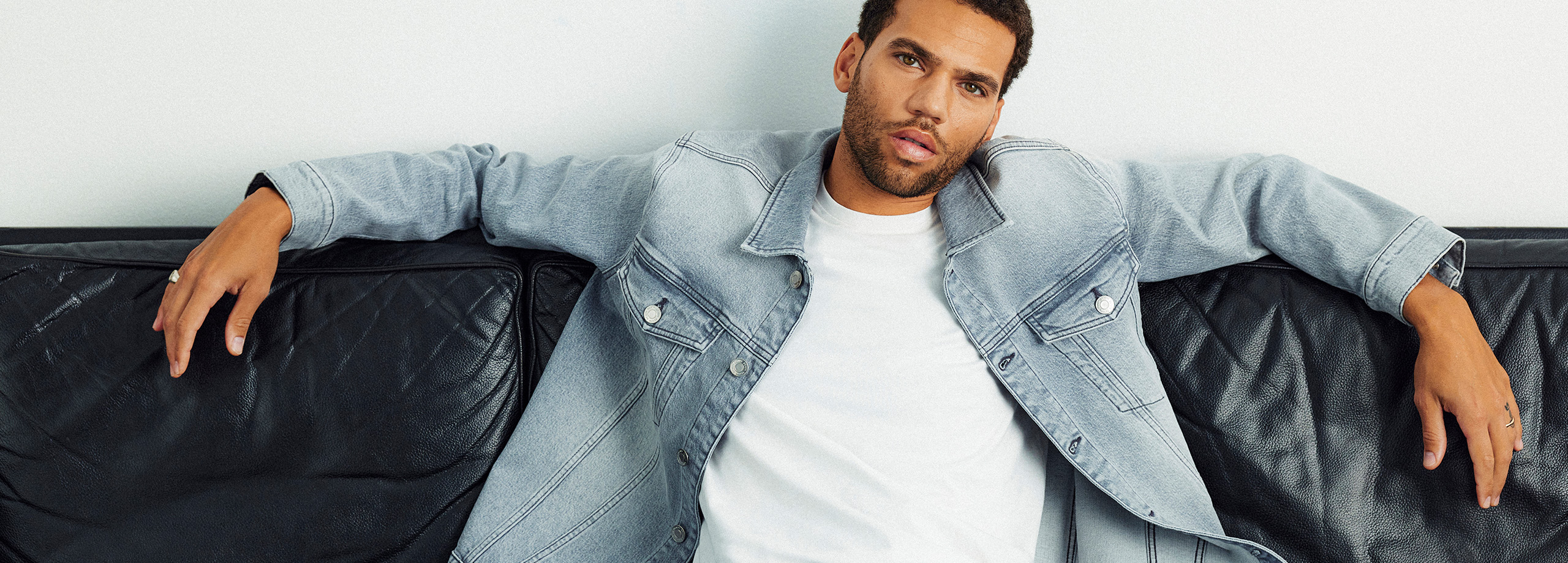 Herrkläder, man med jeansjack och jeans. 