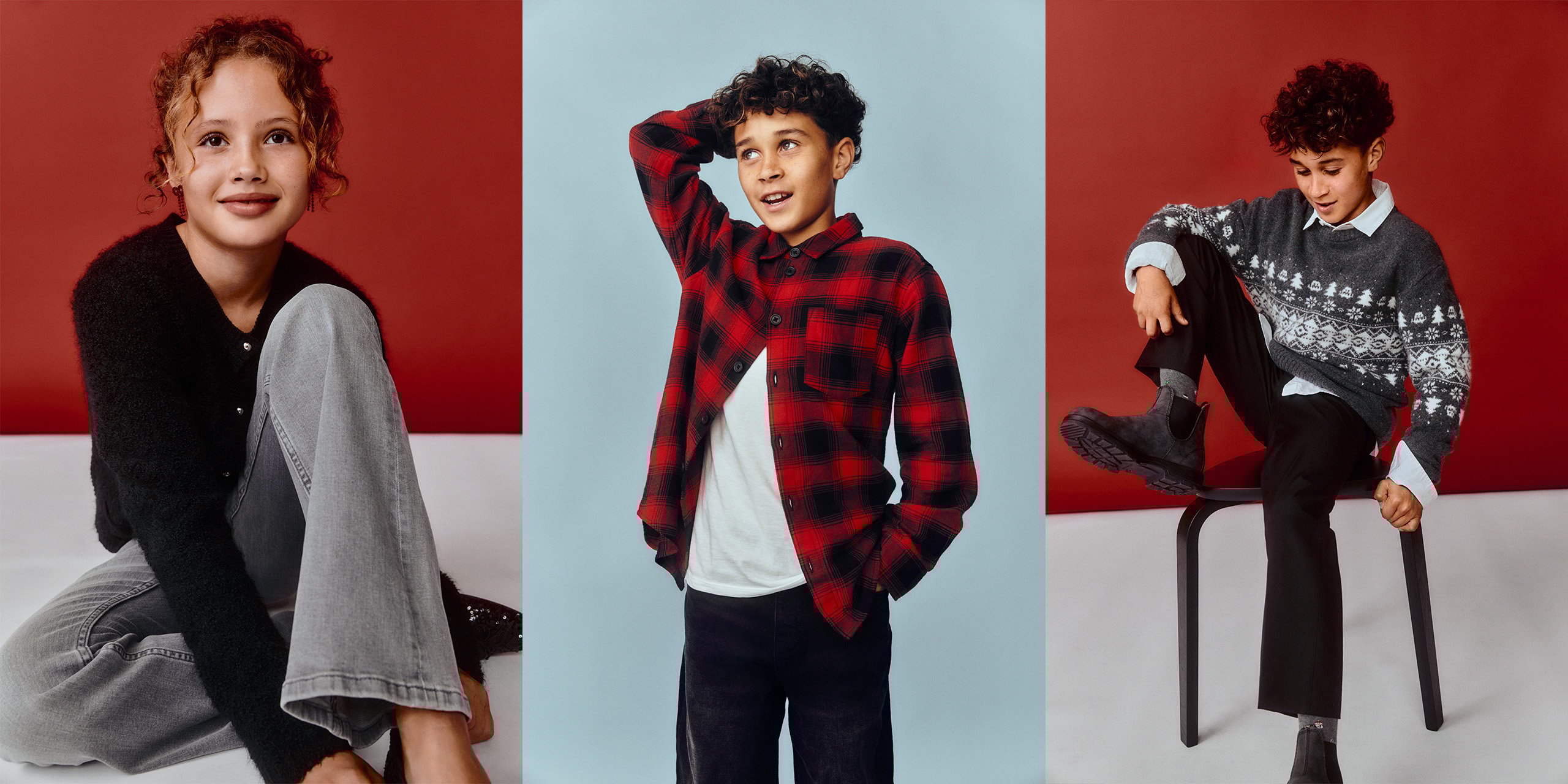 Lapset juhlavissa jouluvaatteissa.