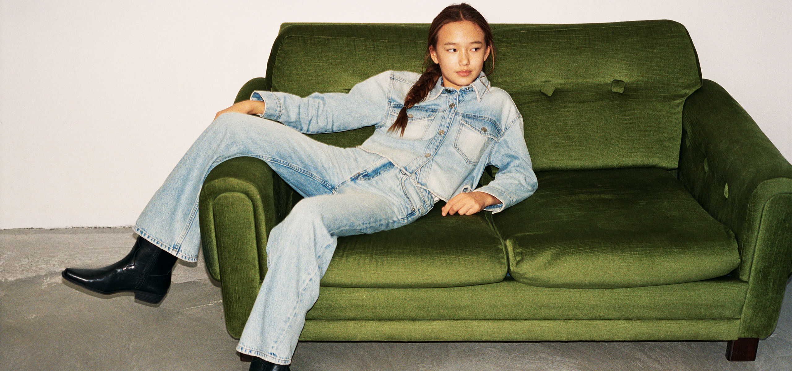 Tjej klädd i jeans från topp till tå.