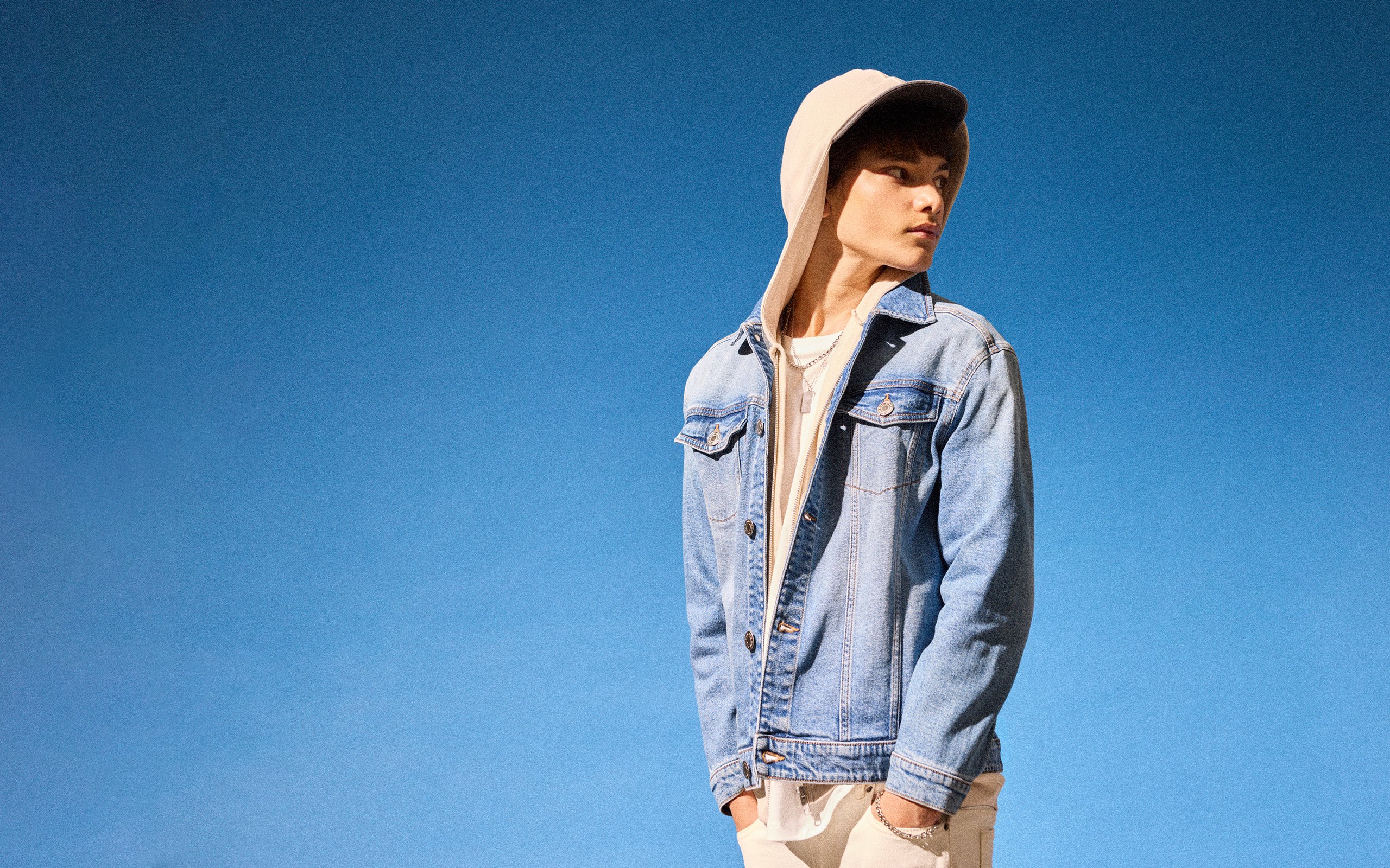 Kille med jeansjacka.