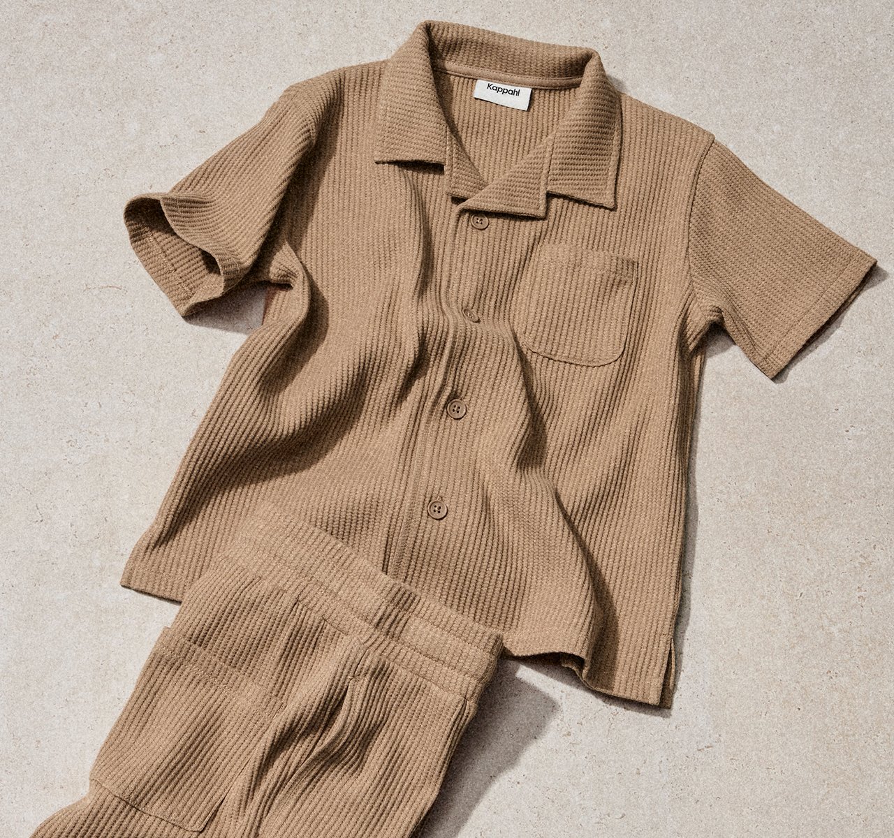 Set med shorts och kortärmad skjorta i våfflad kvalitet.