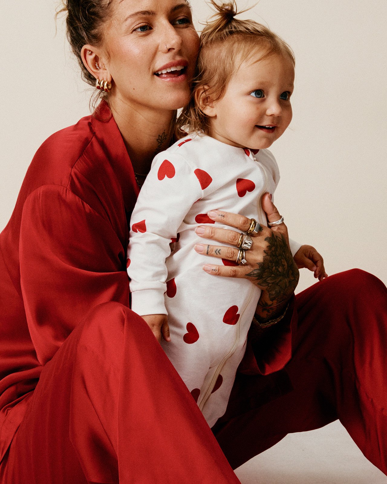 Mamma och bebis i julpyjamasar.