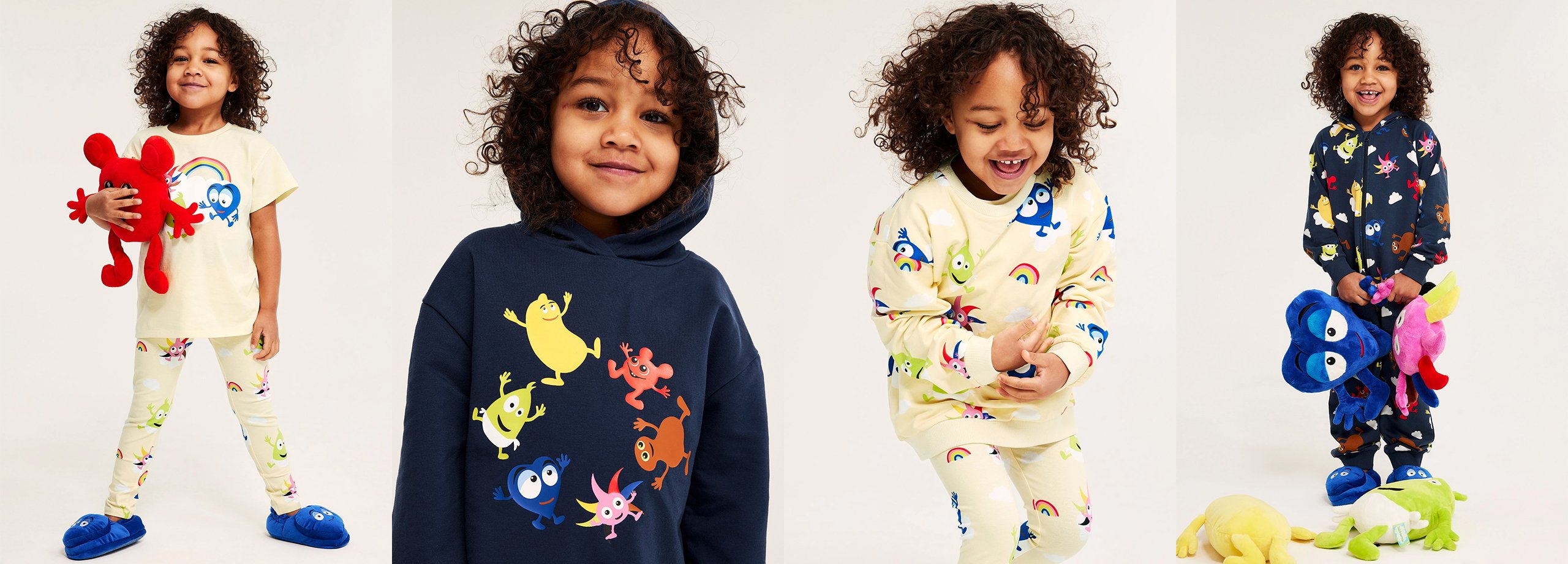 Bawiące się dzieci w ubrankach marki Kappahl ze wzorem w kształcie gaworzące dzieci.