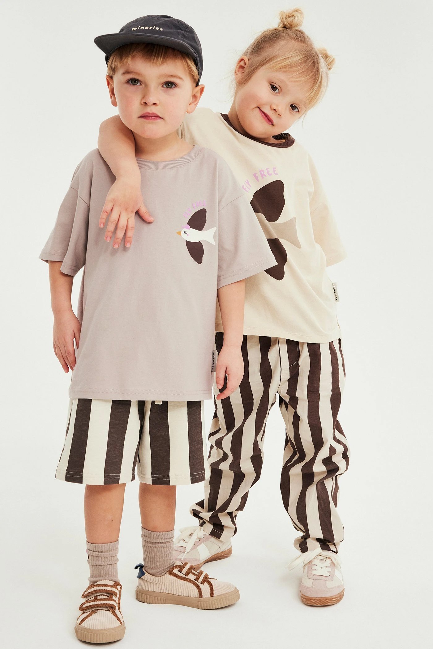 Chłopiec i dziewczynka w pasujących ubraniach z Minories.