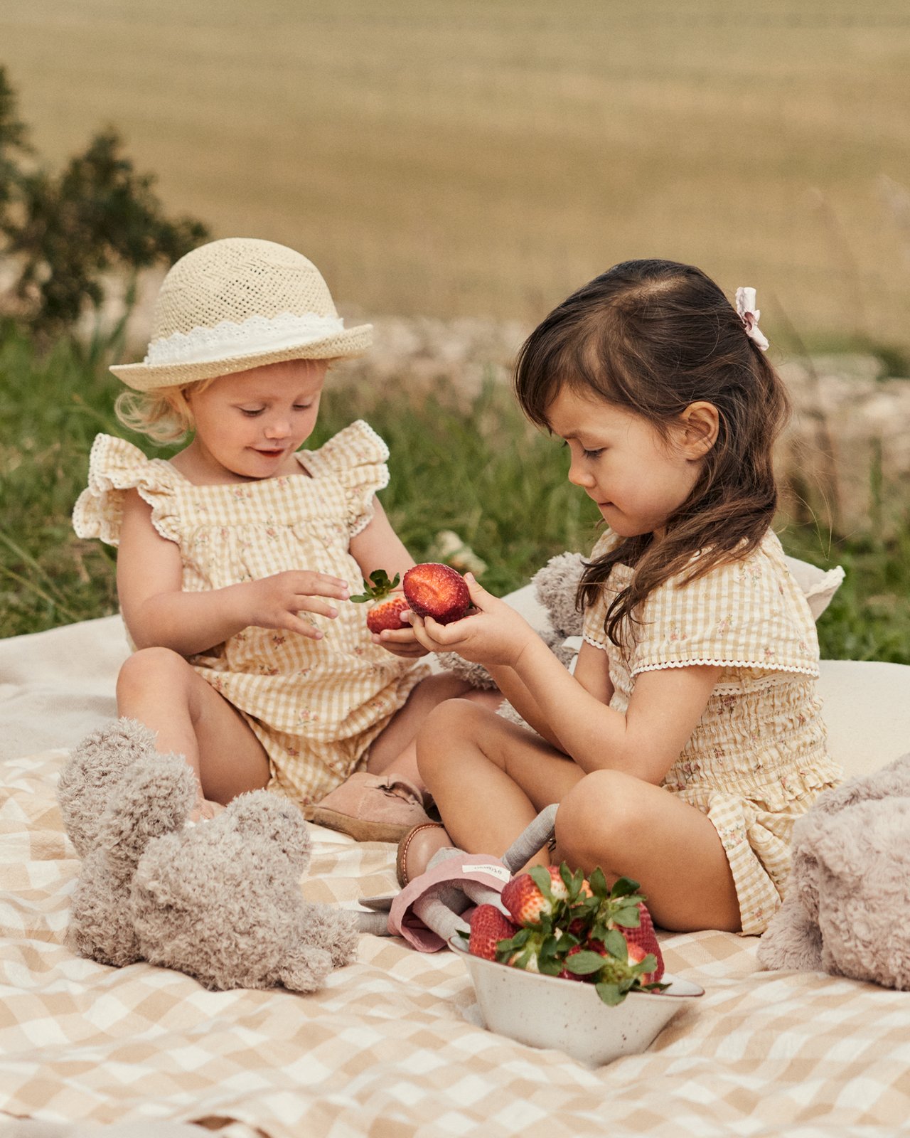Barn på picnic i newbie kläder.