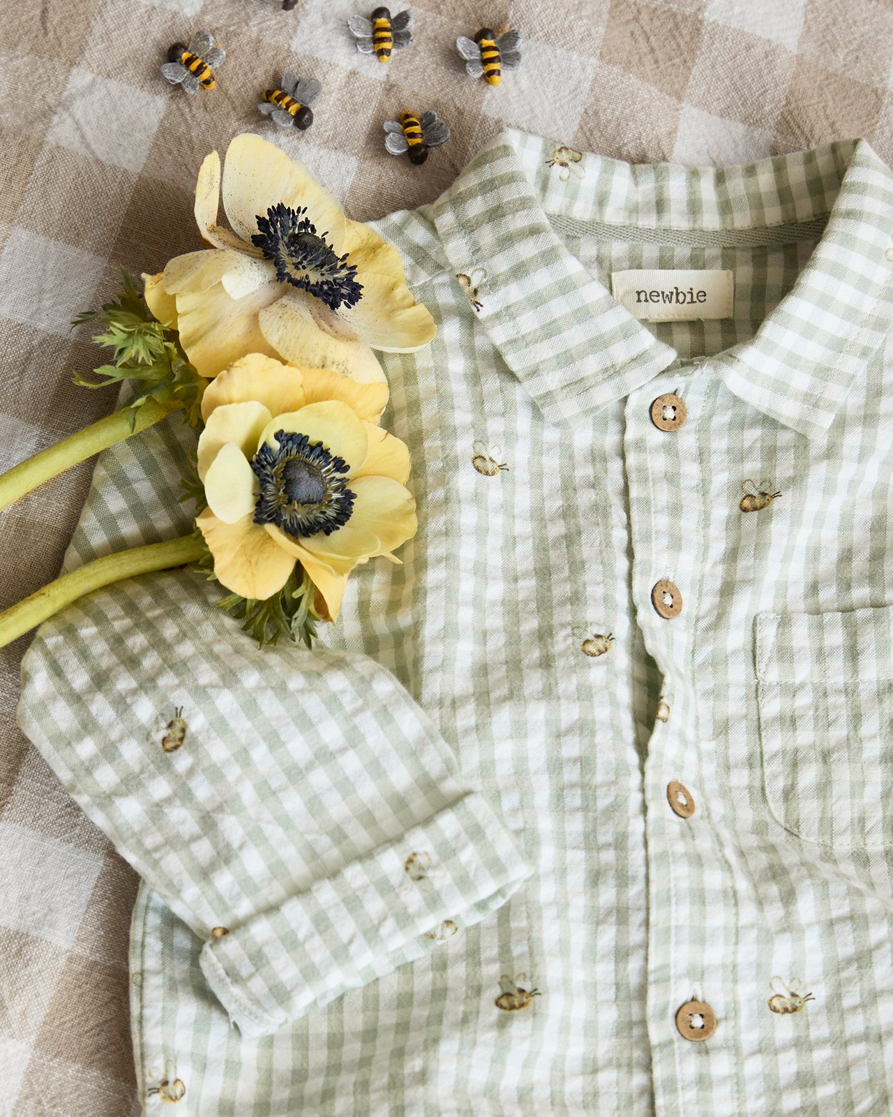 Rutig skjorta från Newbie med mönster av små bin.