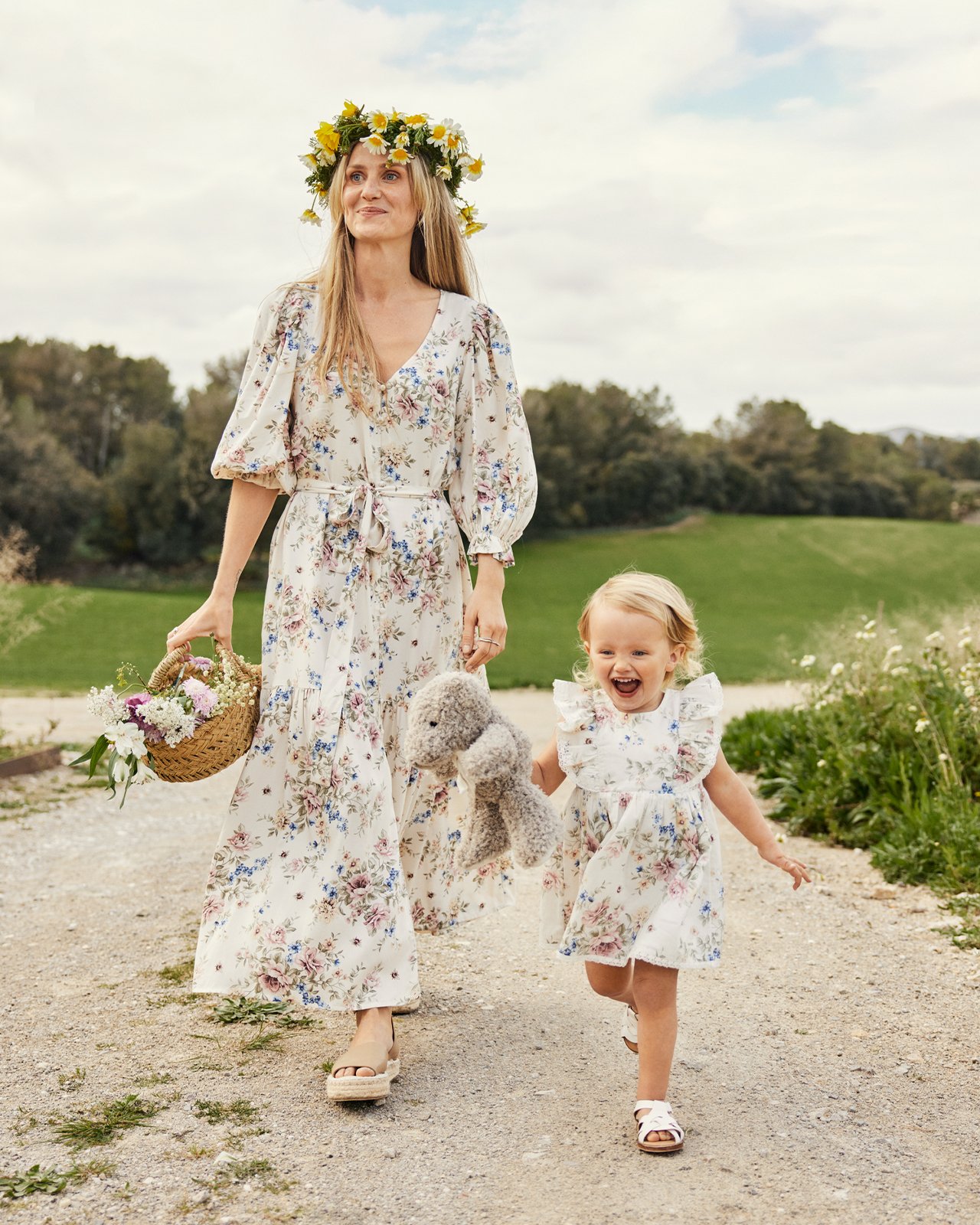 Matka i córka chodzą w kwiecistych ubraniach od Newbie.