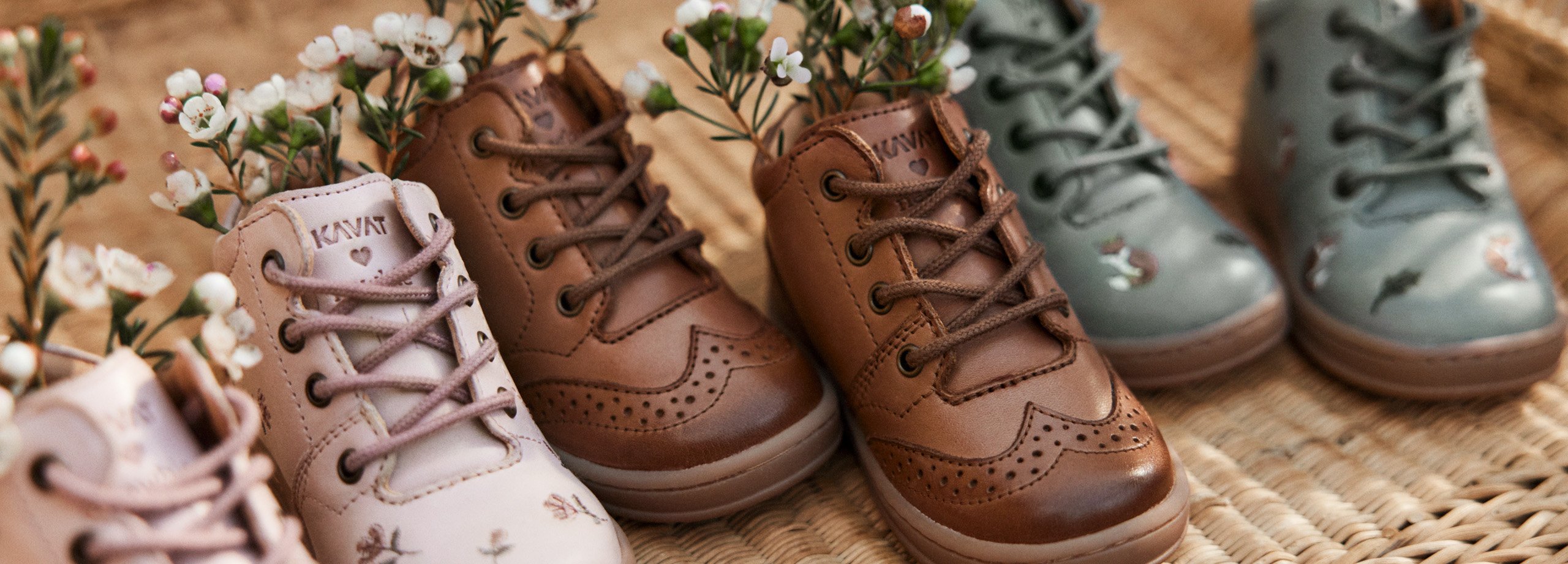 Drewniane pudełko z trzema parami butów ze współpracy Newbie z Kavat.