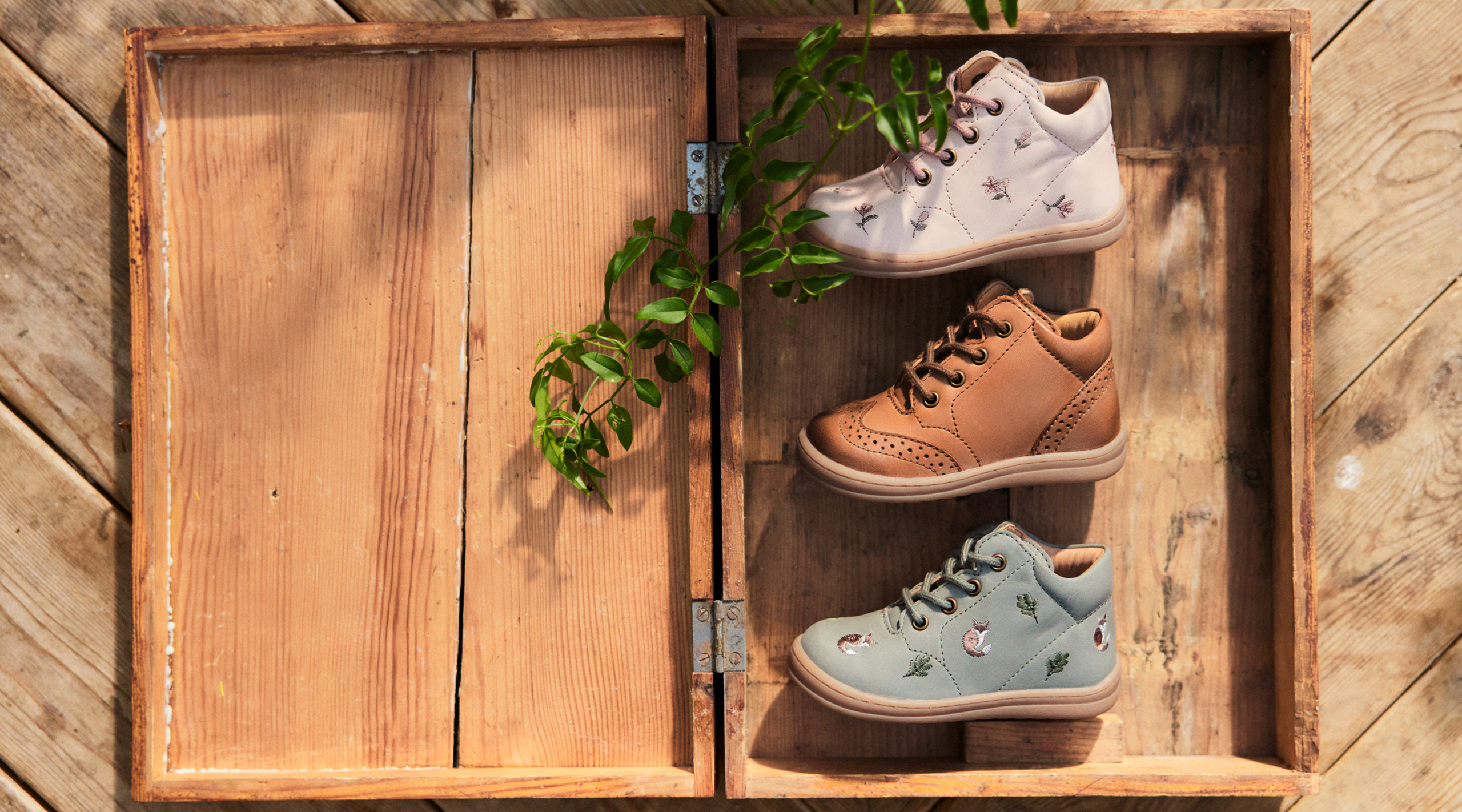 Trälåda med 3 par skor i från Newbies samarbete med Kavat.