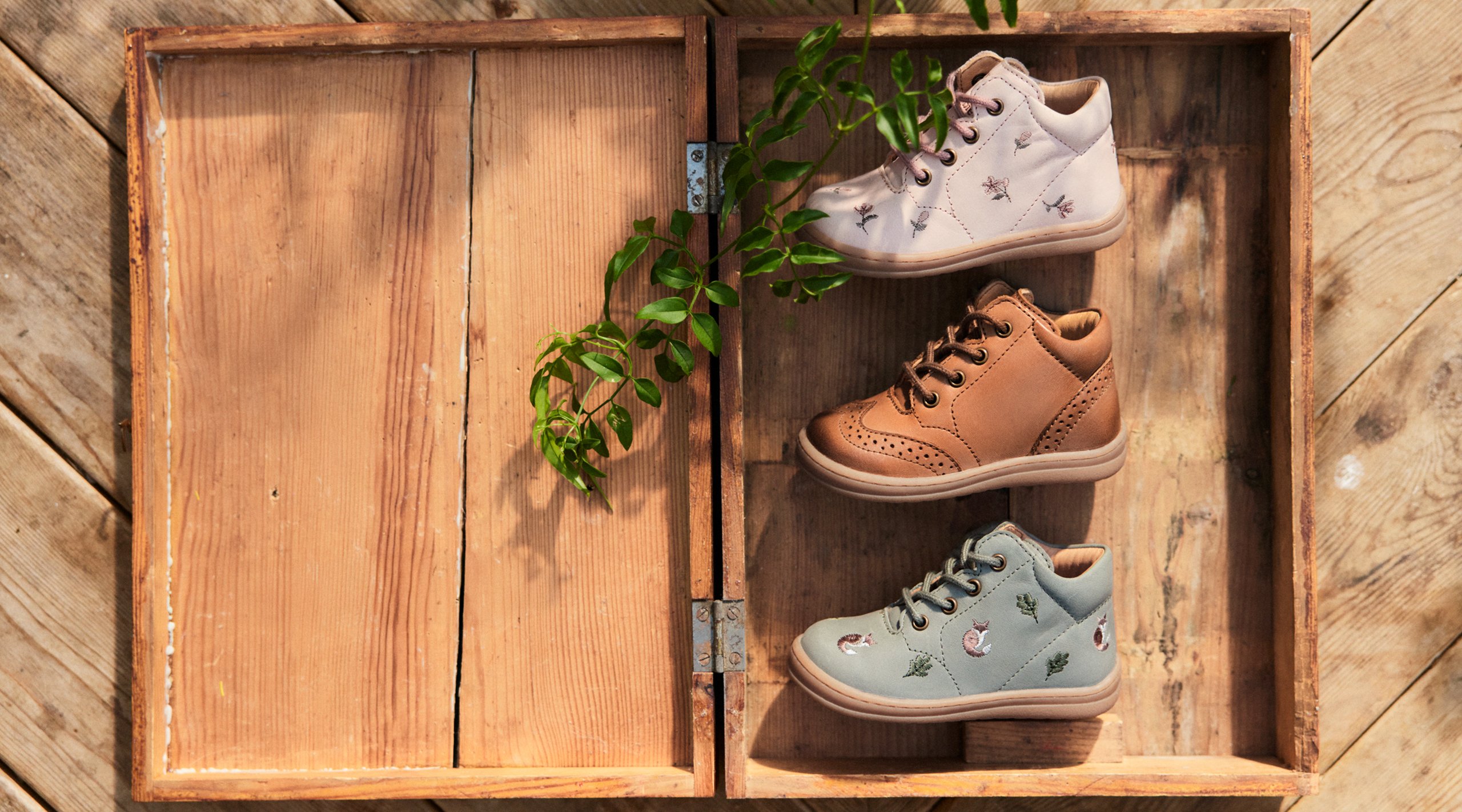 Trälåda med 3 par skor i från Newbies samarbete med Kavat.