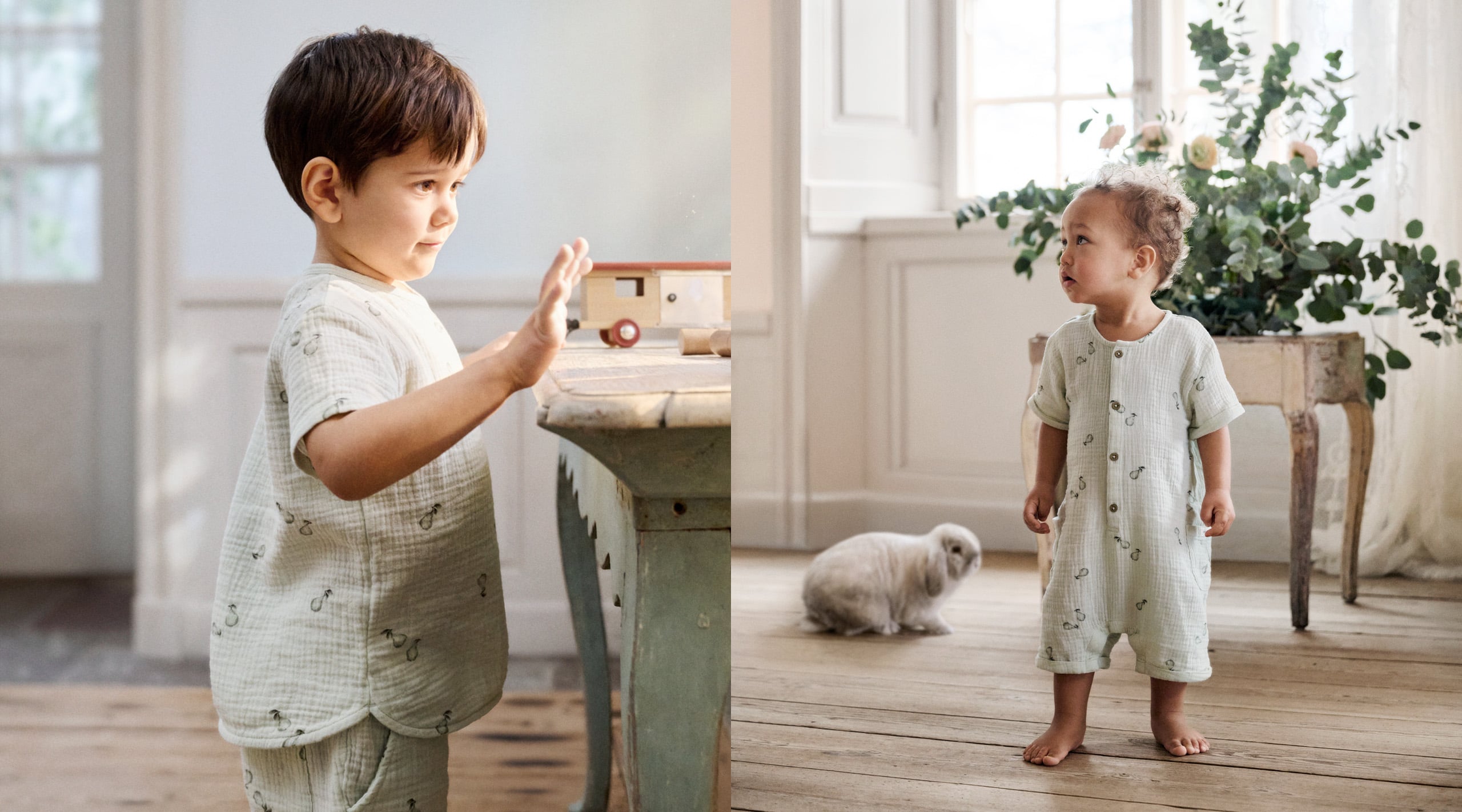 En liten pojke som står på golvet i en romper med pärontryck