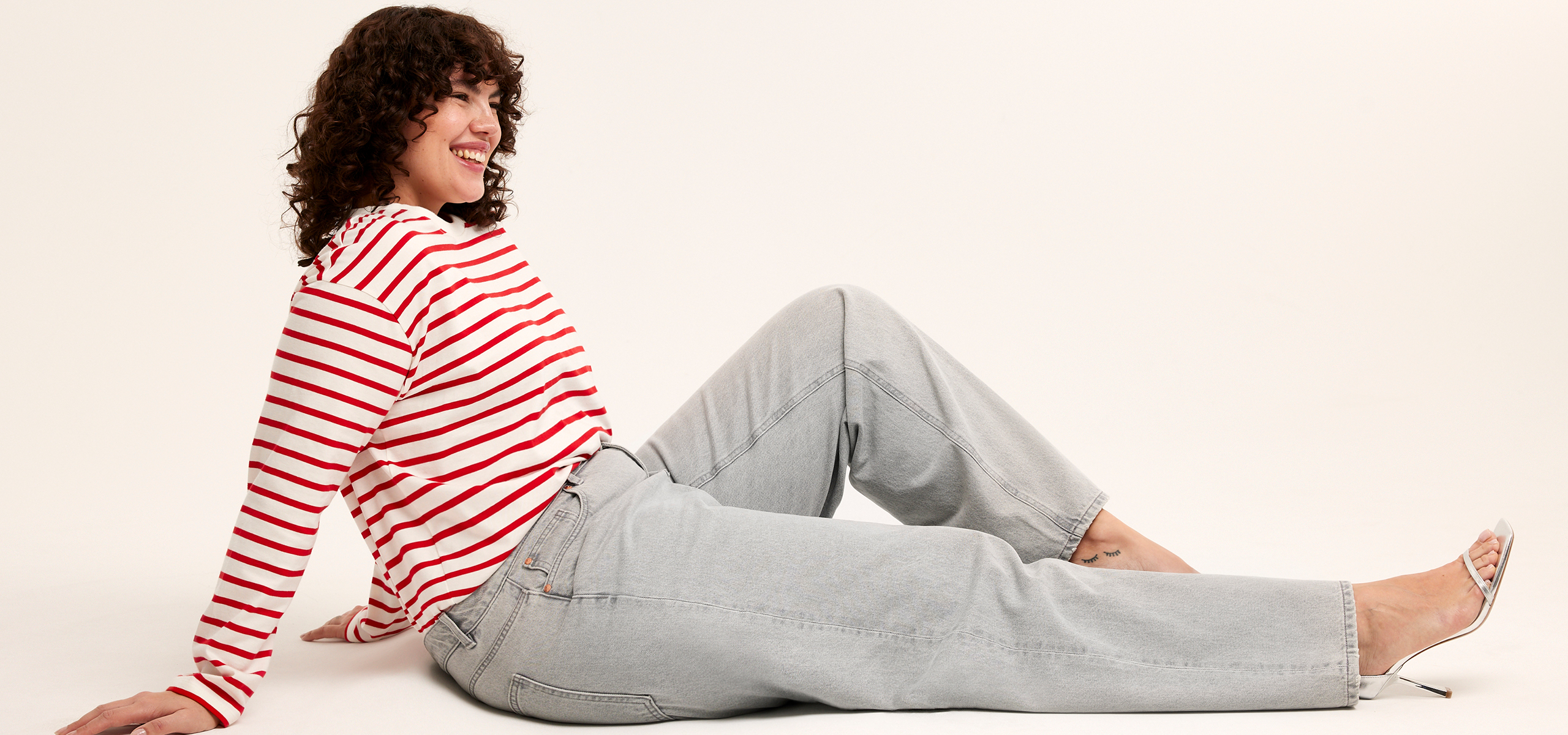 Stripete genser og grå jeans fra Xlnt