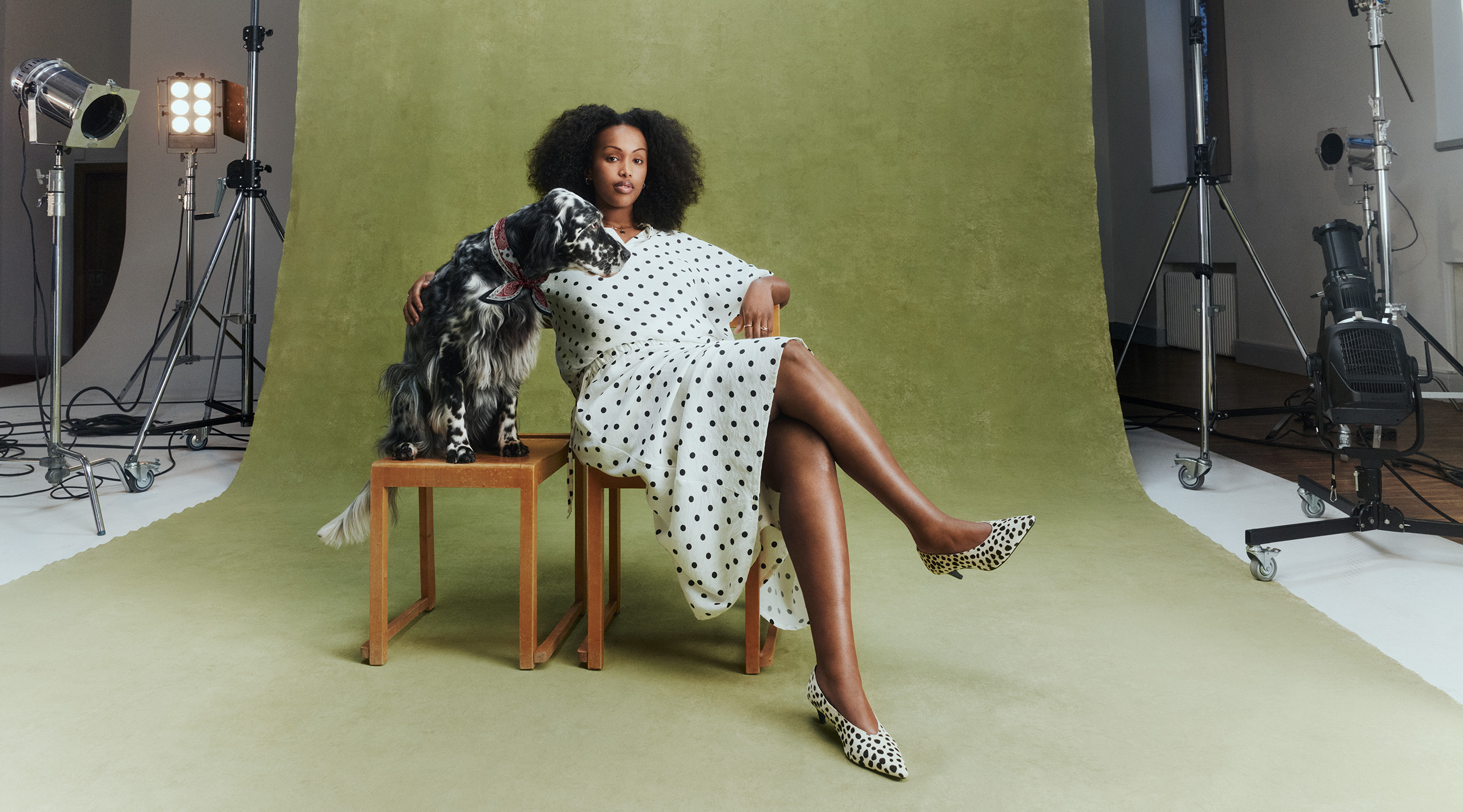 Odzież damska w dużych rozmiarach. Kobieta w bluzce w kropki i dopasowanej spódnicy w kropki.