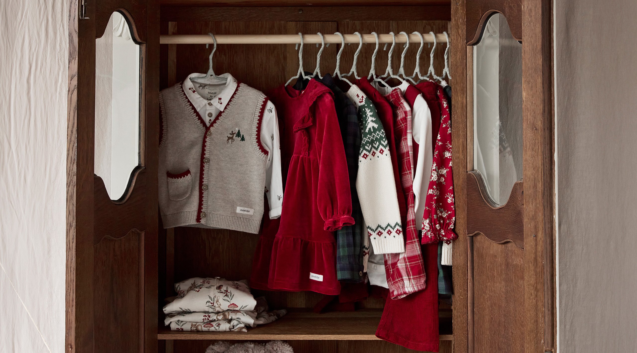 Garderob som är öppen där det hänger Newbiekläder. 