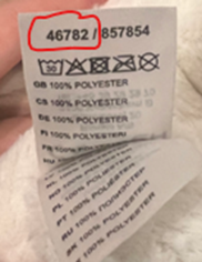 Etykieta z instrukcją prania na odzieży z czerwonym pierścieniem wokół numeru zamówienia Okrągły blat stołu z miarką krawiecką do pomiaru krawata Kopertowy top w kolorze jasnoszarym Królik wypchany w kolorze niebieskim i różowym Spodnie dziecięce w kamuflażu i kolorze szarym Szlafrok w kolorze niebieskim Szlafrok w kolorze beżowym Szlafrok w kolorze szarym