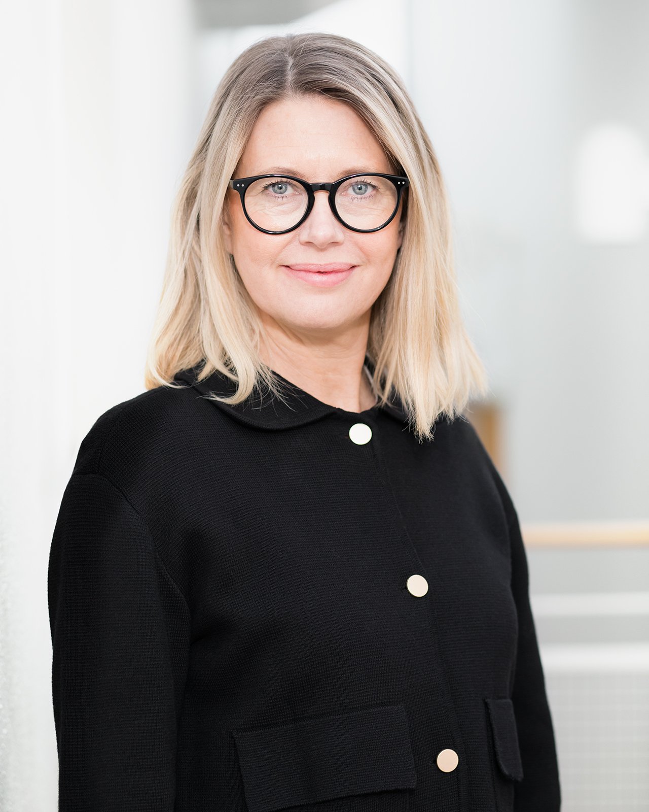 Portrait of Mia Rönquist, social media and influencer specialist for Newbie.