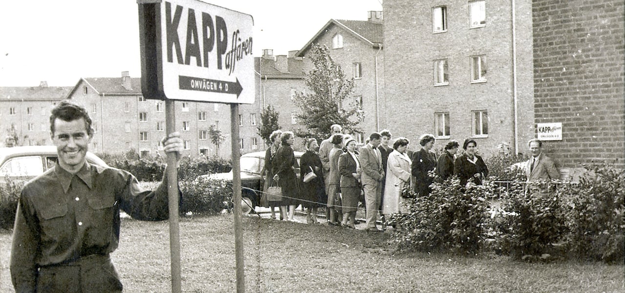 Per-Olof Ahl, Kappahls grunnlegger, utenfor sin første klesbutikk i Kallebäck i Gøteborg.