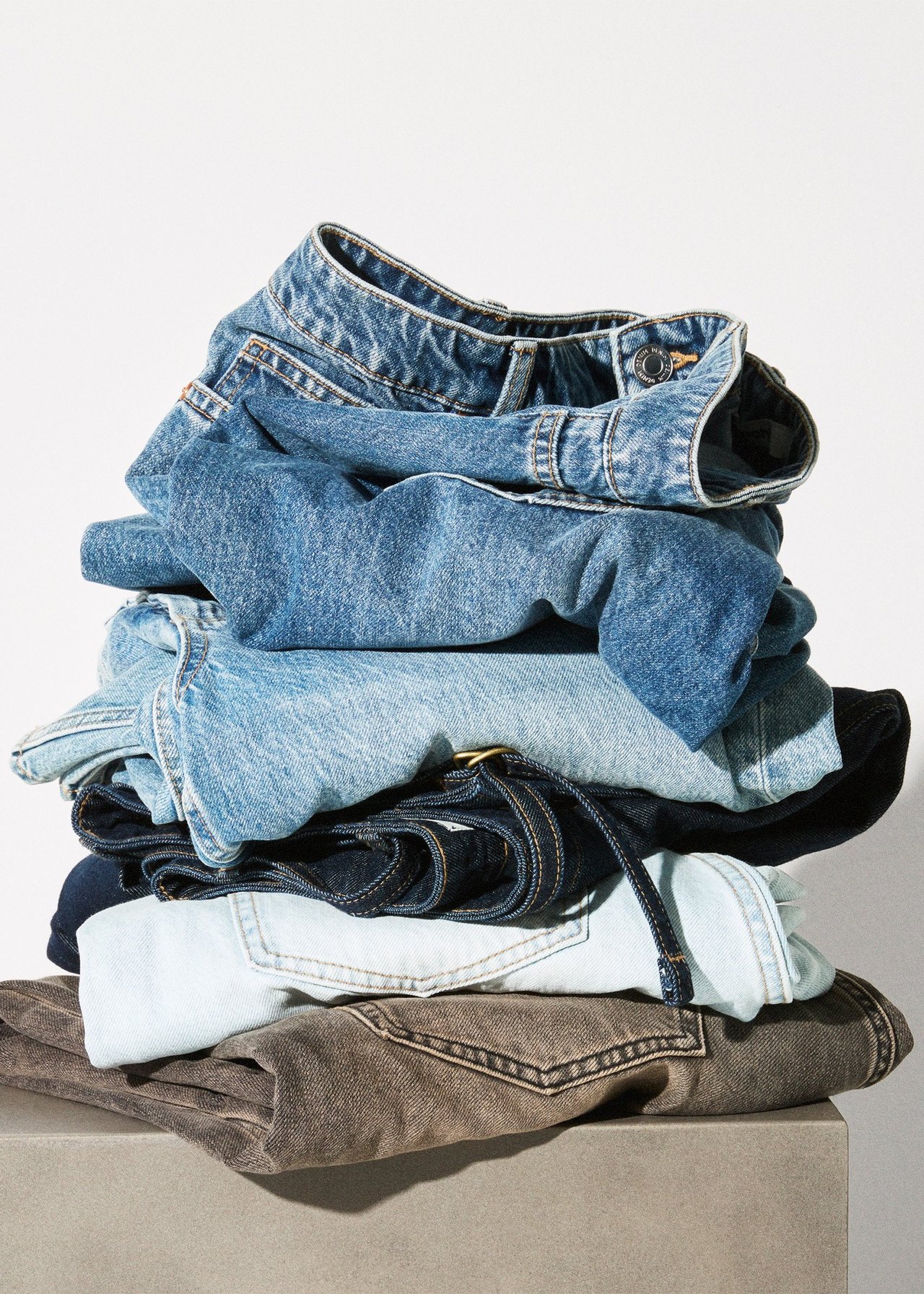 En haug med gamle jeans.