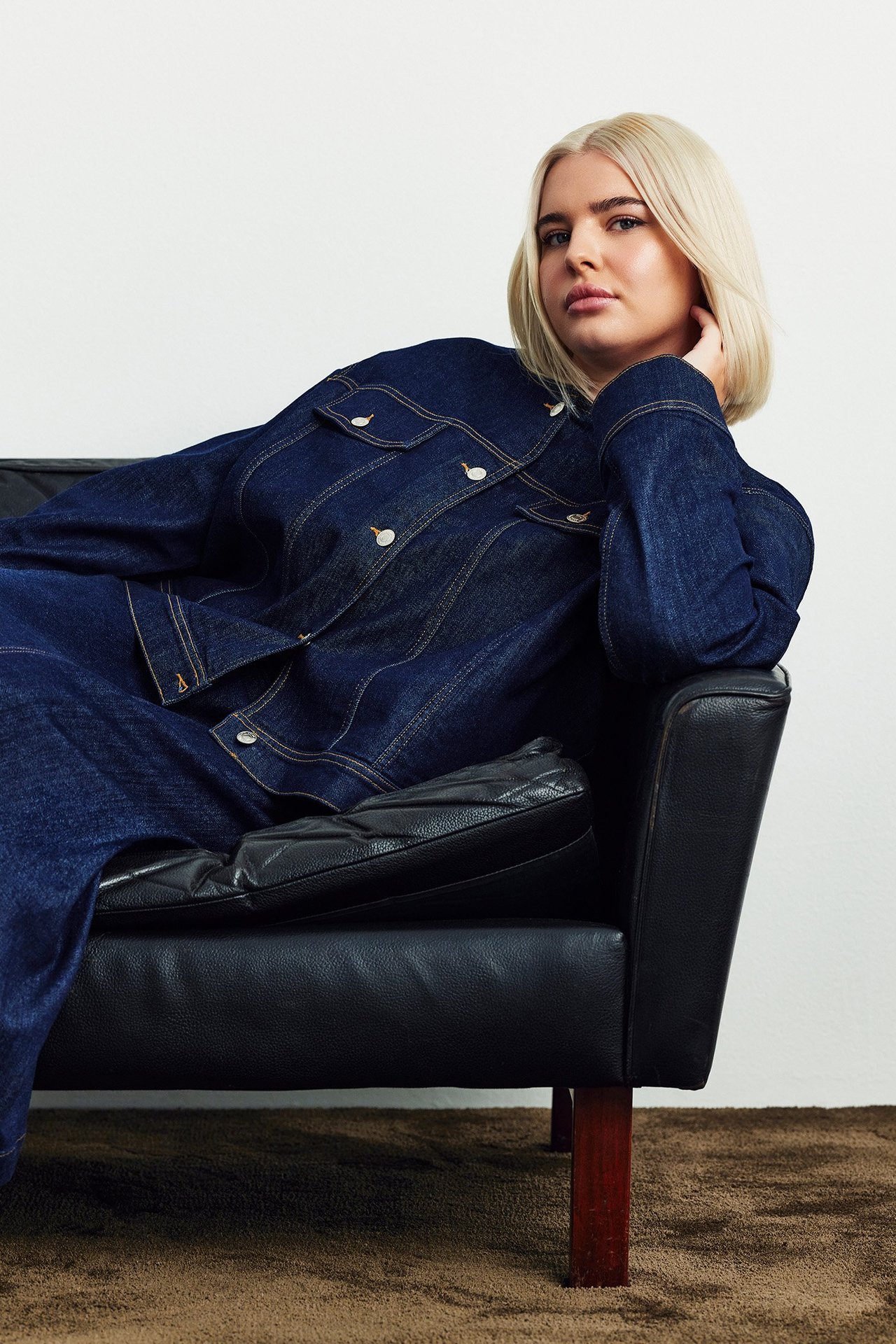 Kobieta plus size w pasującym zestawie dżinsowym.