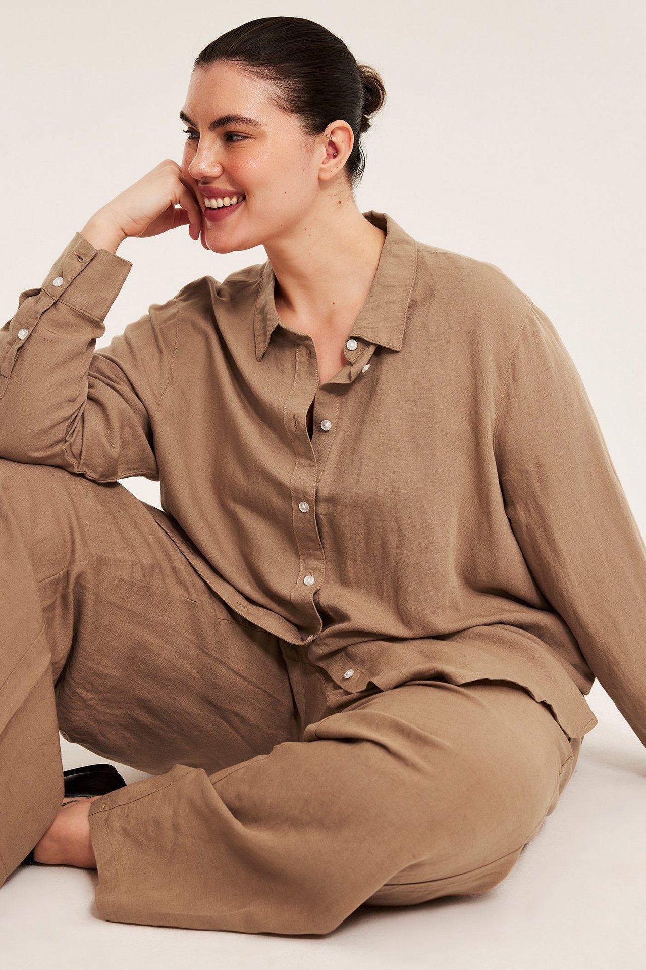 Kobieta plus size w pasującym zestawie dżinsowym.