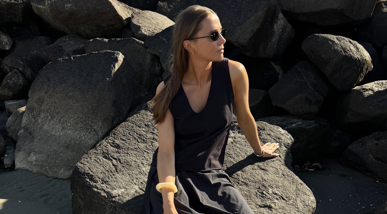  kvinne som sitter på steiner iført kayday-topp og -bukser