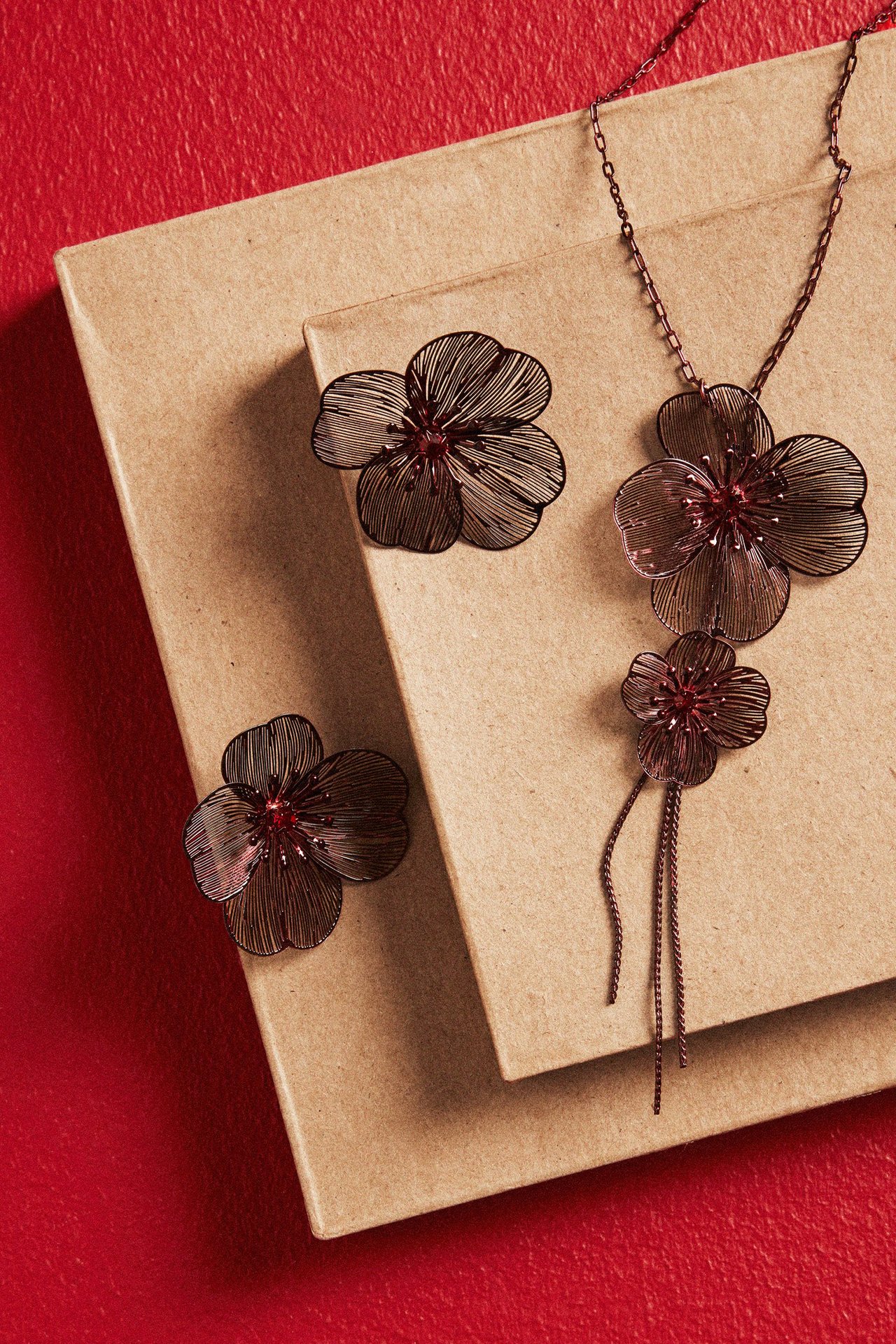 Metalowe biżuteria w kształcie kwiatów, kolczyki i naszyjniki.