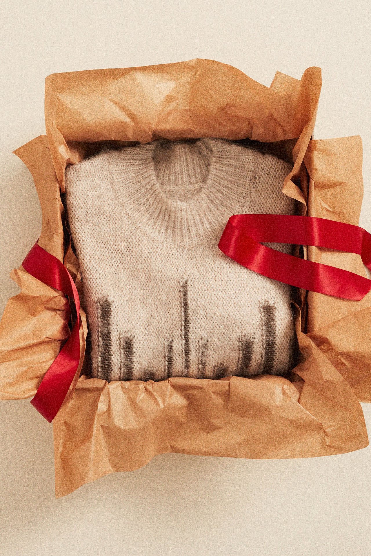 Sweter marki kay/day w otwartym opakowaniu.