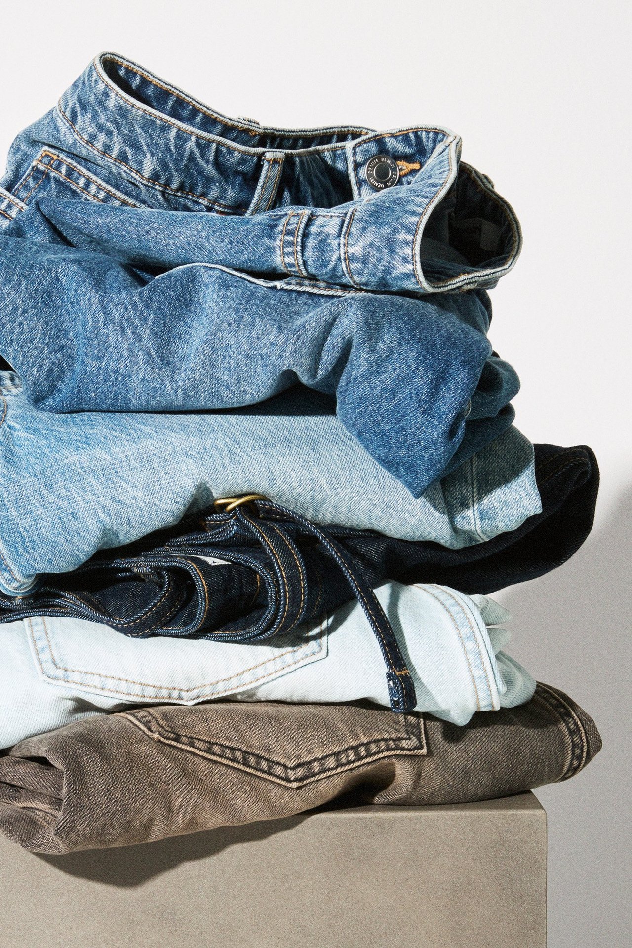 En hög med jeans