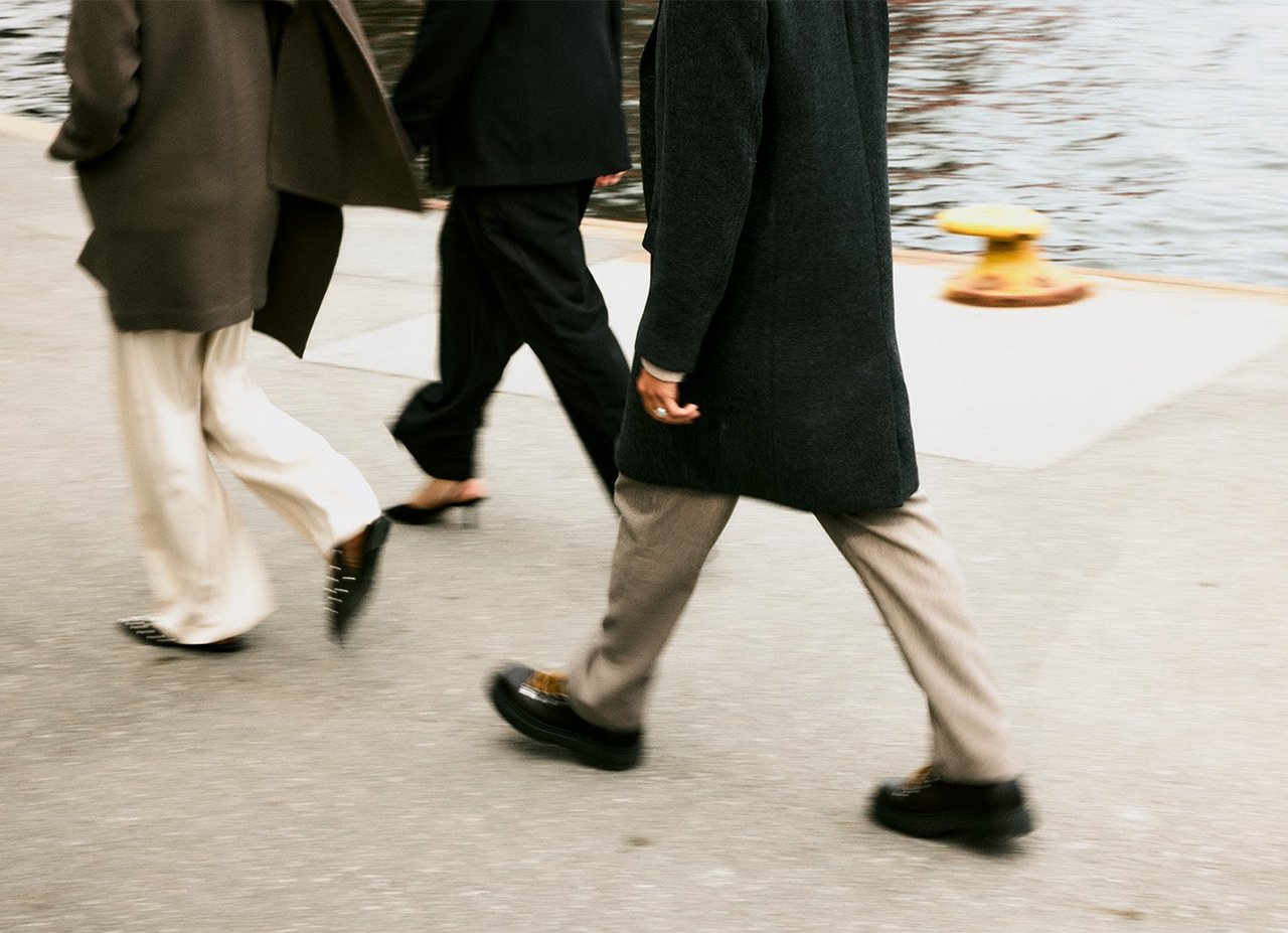 Människor i höstkläder gående på brygga