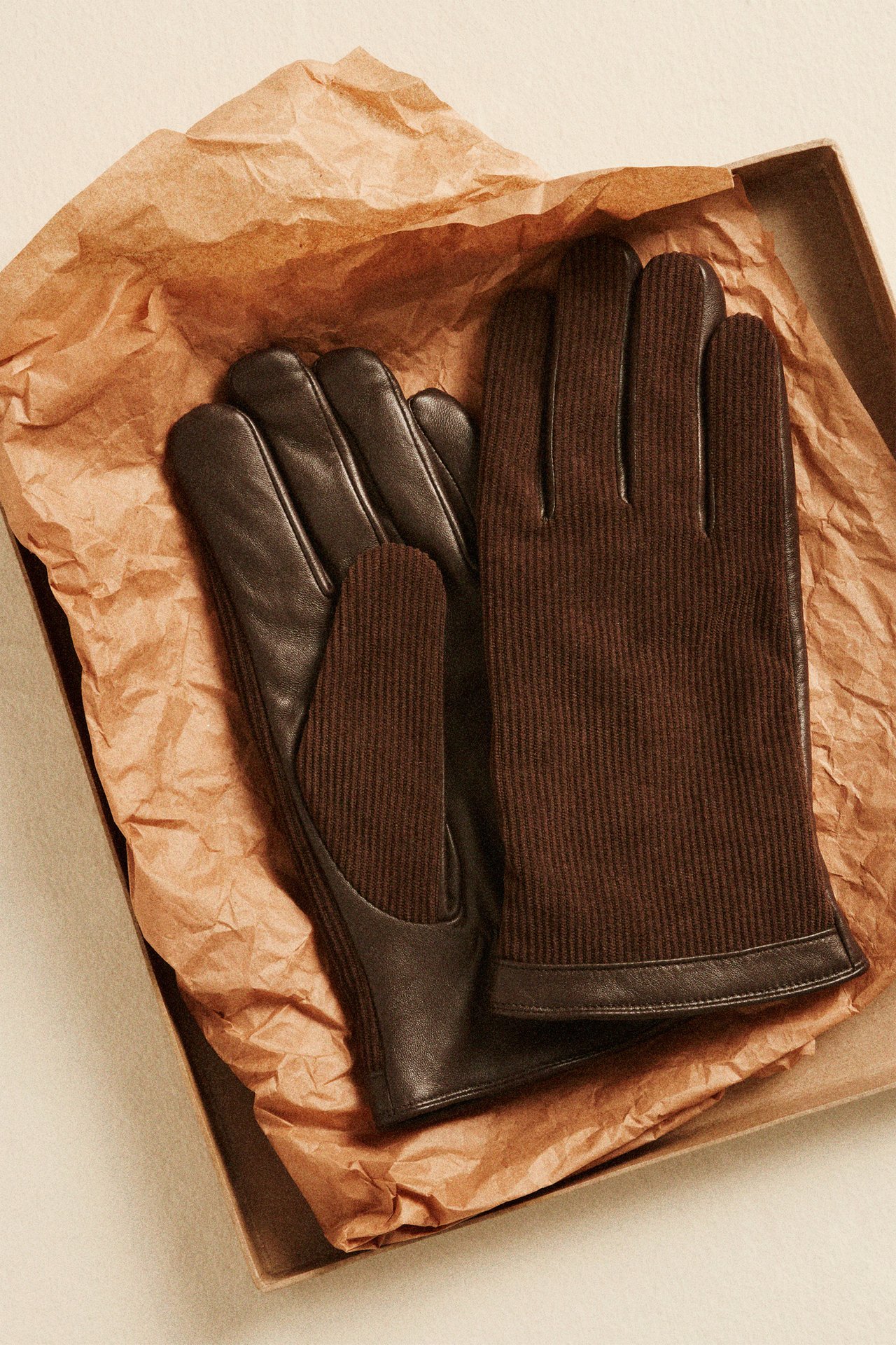 Neulotut villahatut.