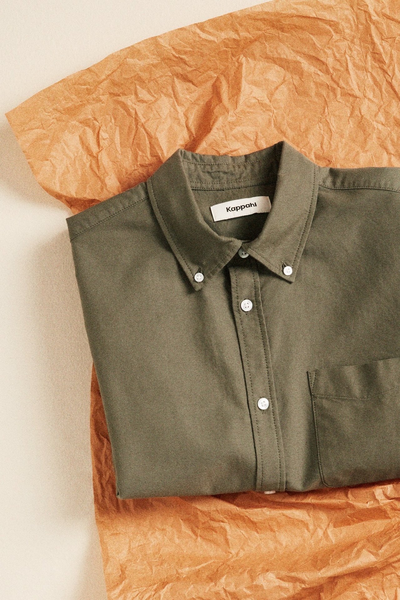 Brązowa koszula jako prezent pod choinkę.