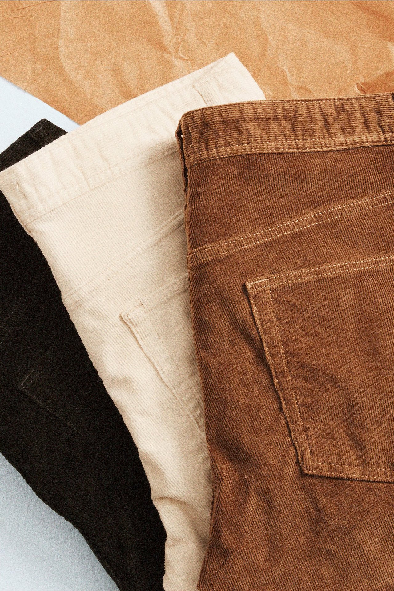 Miesten housut kolmessa eri värissä.