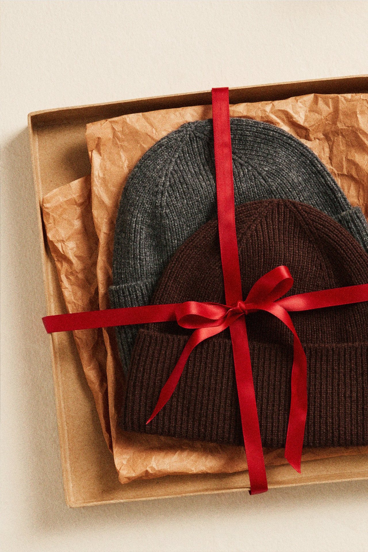 Neulotut villahatut.