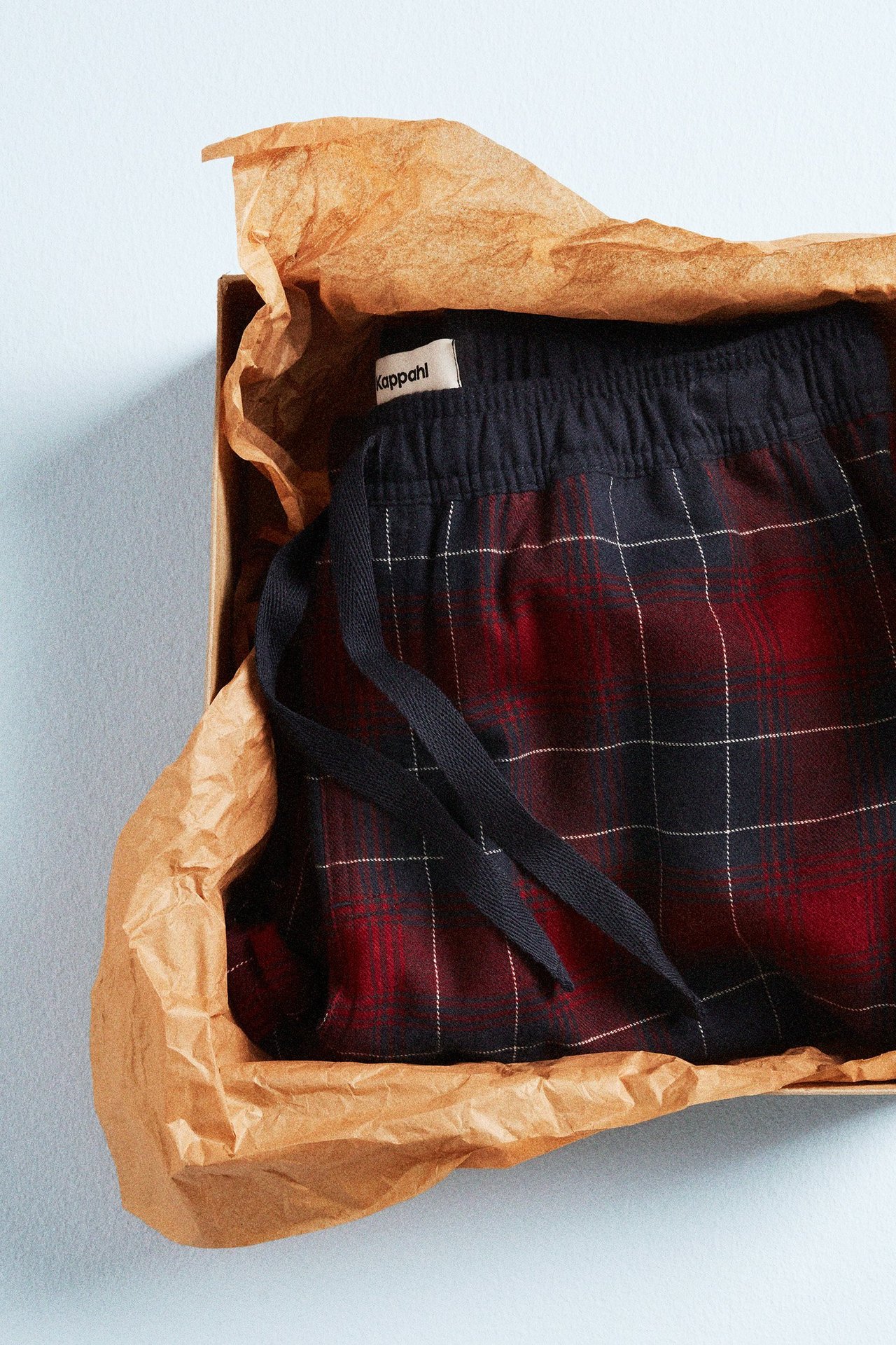 Pyjamahousut laatikossa.