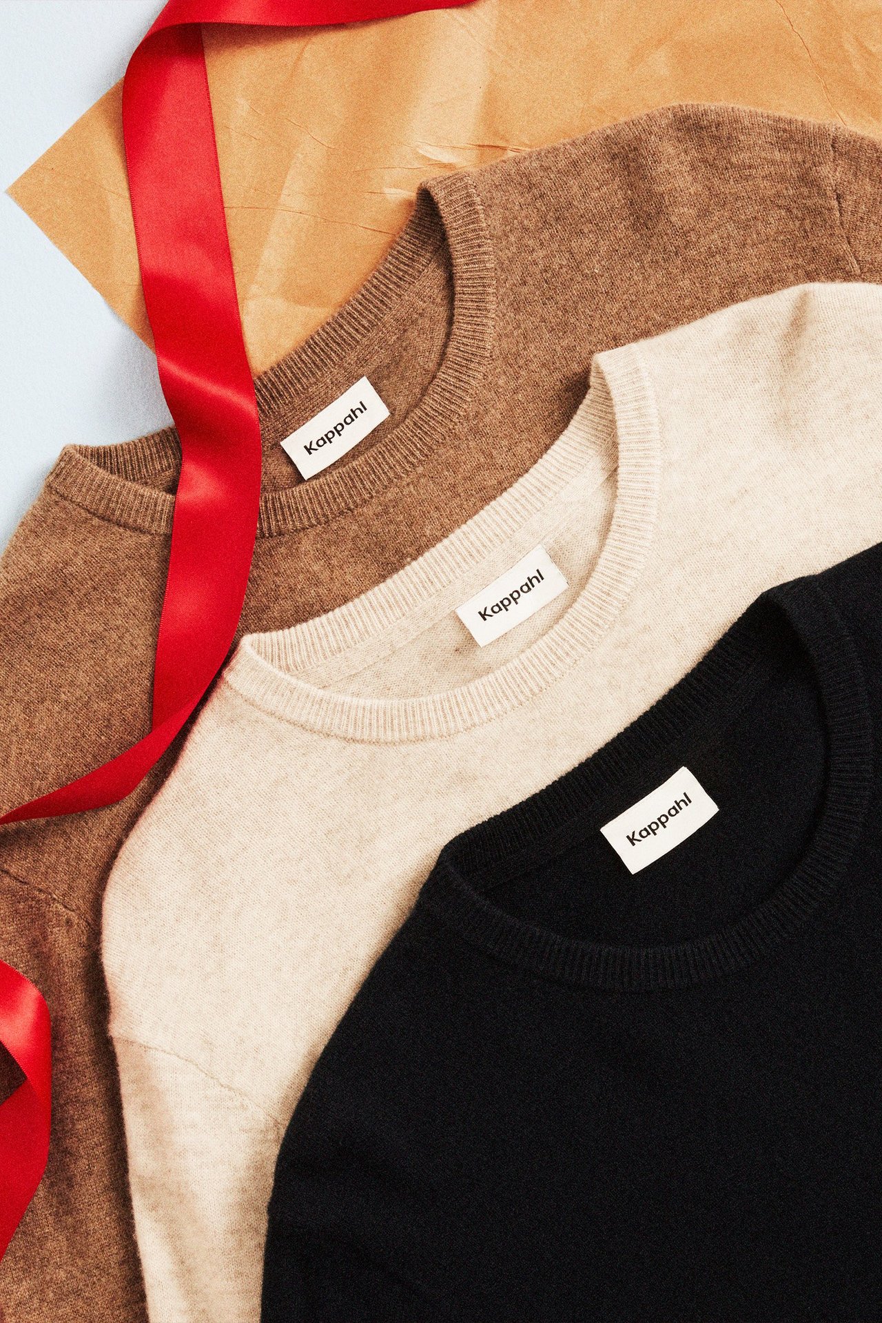 Neulotut neuleet eri väreissä jouluksi.