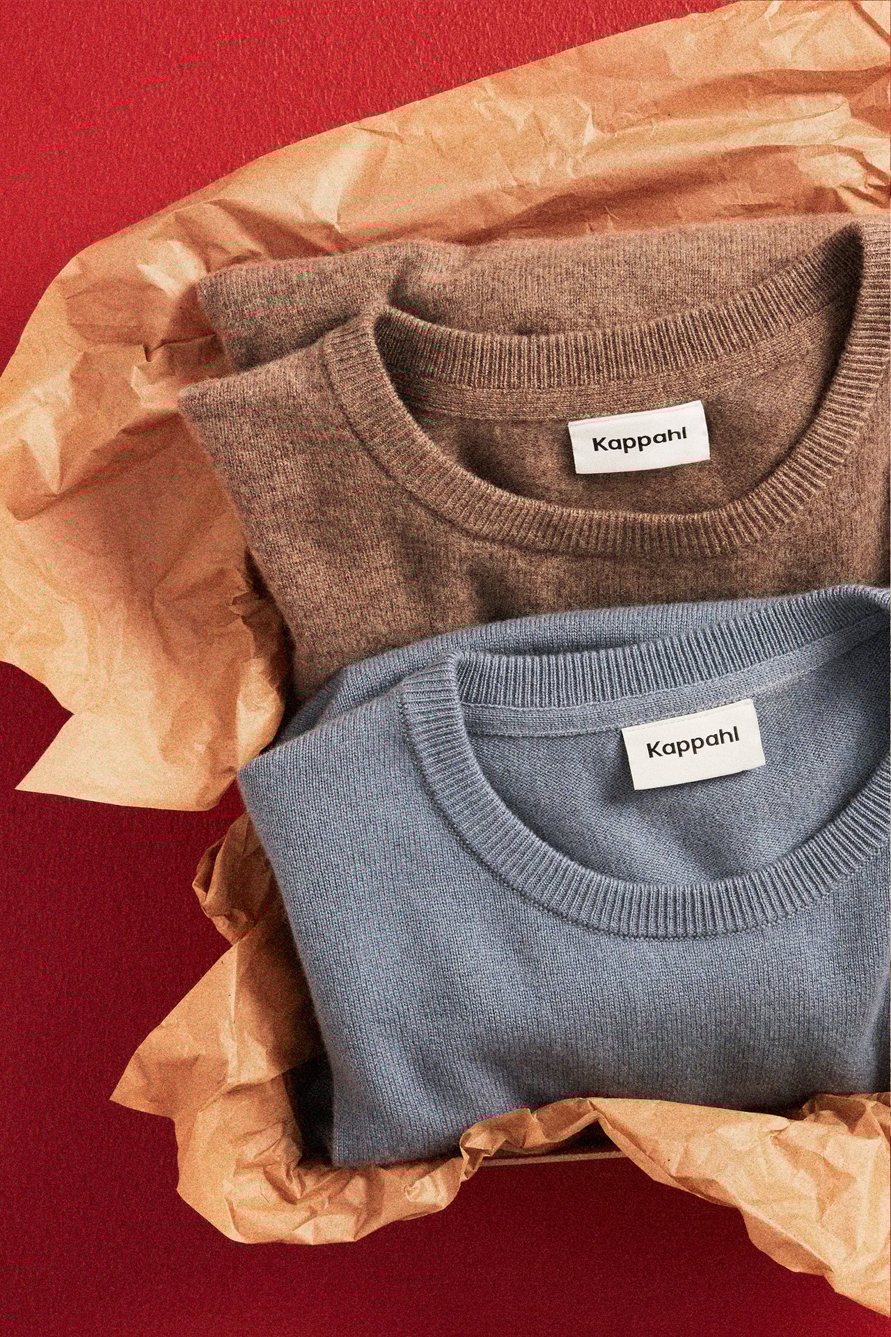 Neulotut neuleet eri väreissä jouluksi.